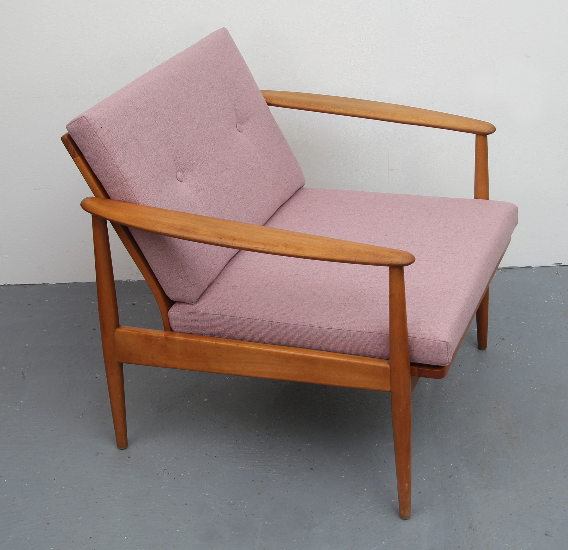 Scandinavian pink armchair in beech wood - 1960s