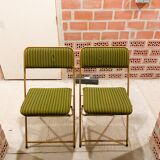 Deux chaises vertes et dorées