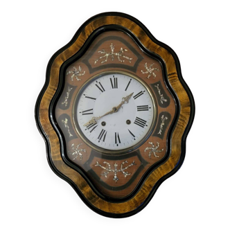 Horloge carillon oeil de boeuf incrustée de nacre Napoléon 3 en bon état 61,5 cm sur 48 cm.