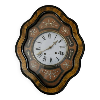 Bull's eye chime clock inlaid with mother-of-pearl Napoleon 3 in good condition 61.5 cm by 48 cm.