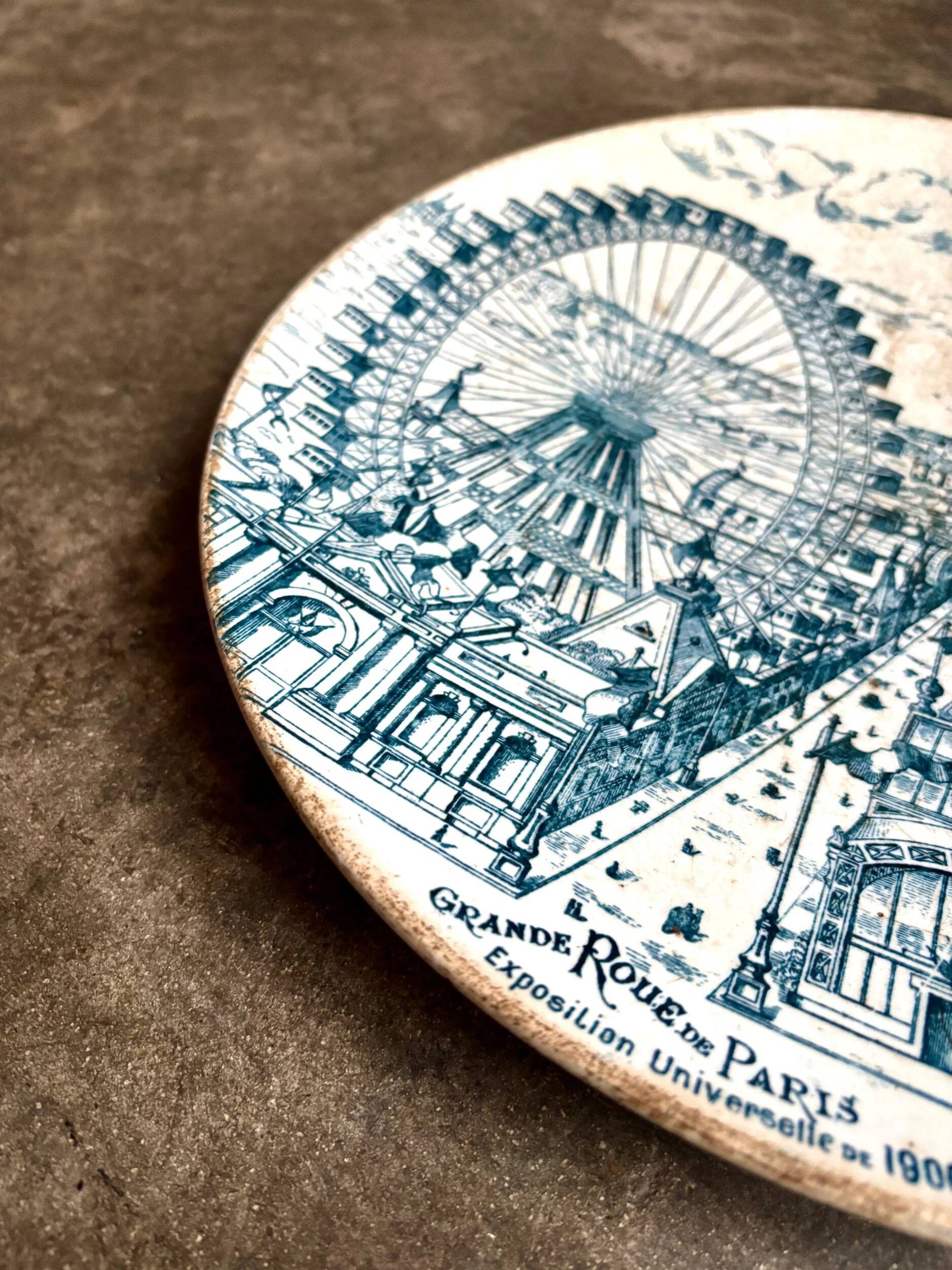 Plat "Exposition universelle" en faïence bleue n°1