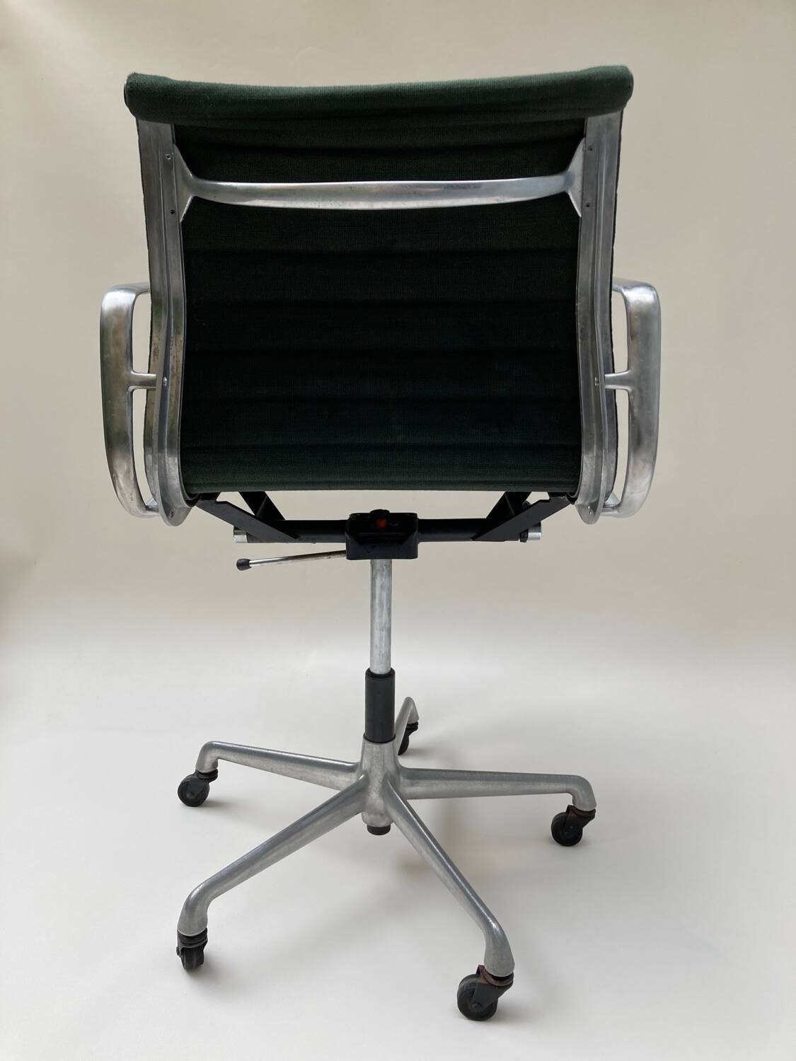 Eames EA 117 office chair