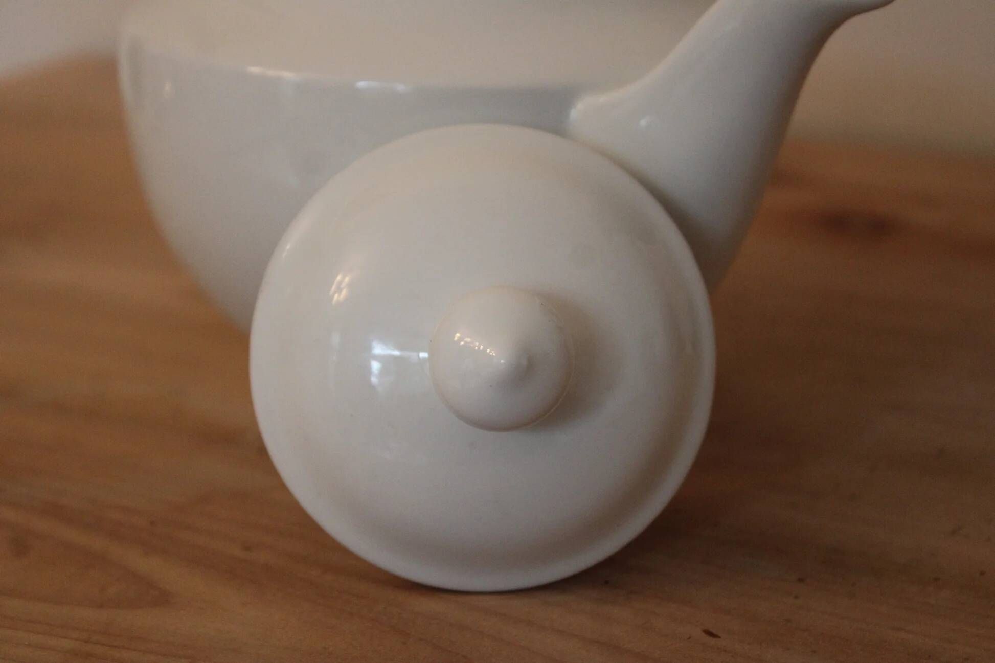 White ceramic teapot with glaze – Round shape and matching lid