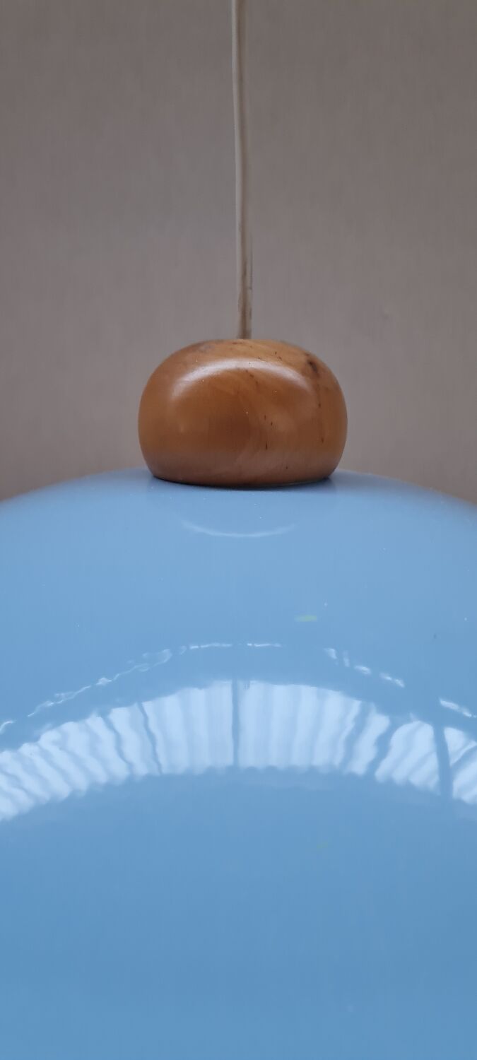 Suspension in enamelled sheet metal and wood