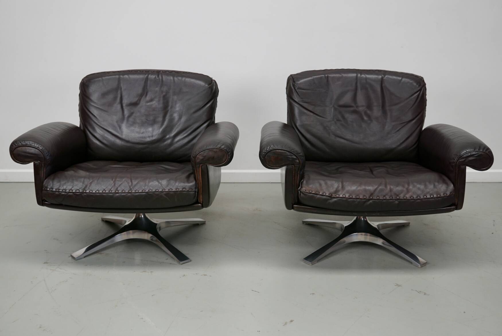 Pair of Vintage De Sede DS-31 Swivel Armchairs in Brown Leather