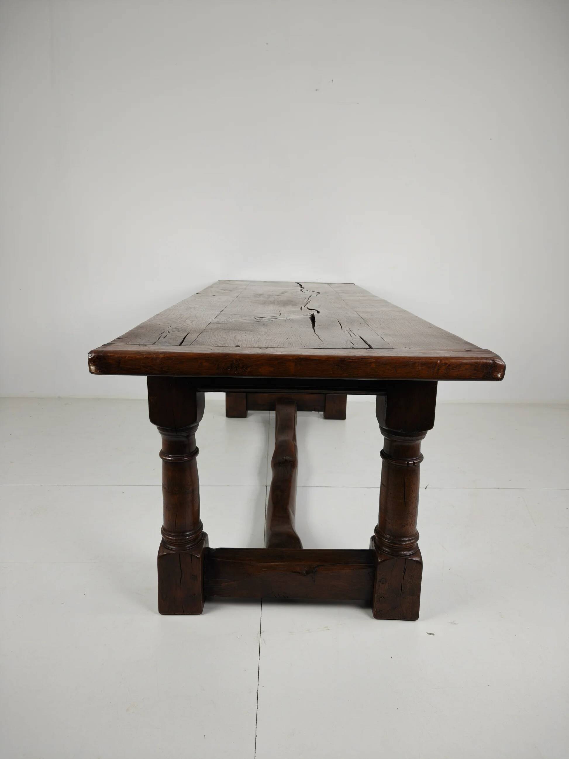 Solid English oak dining table – 20th century with beautiful grain & patina