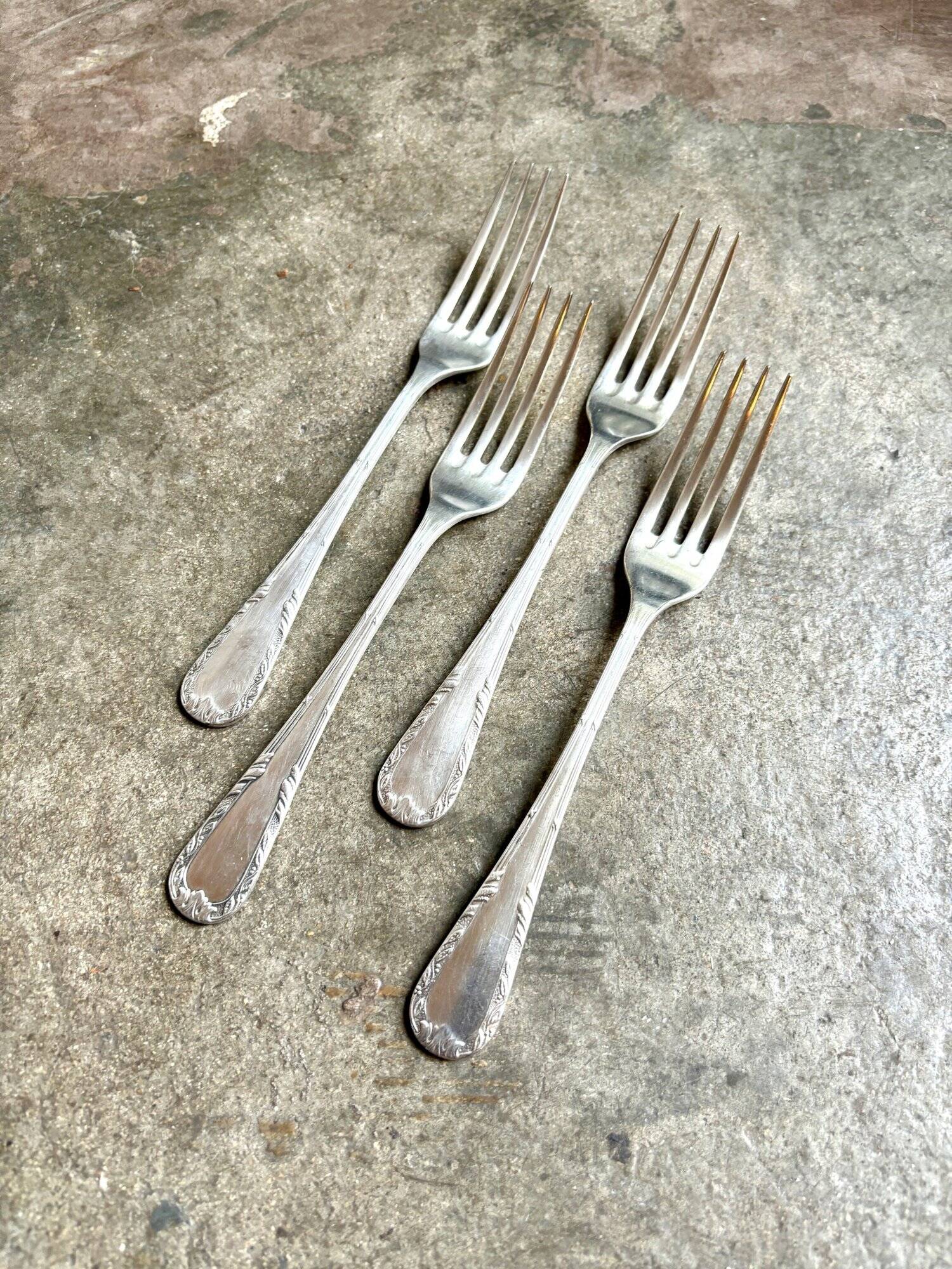 4 silver-plated forks