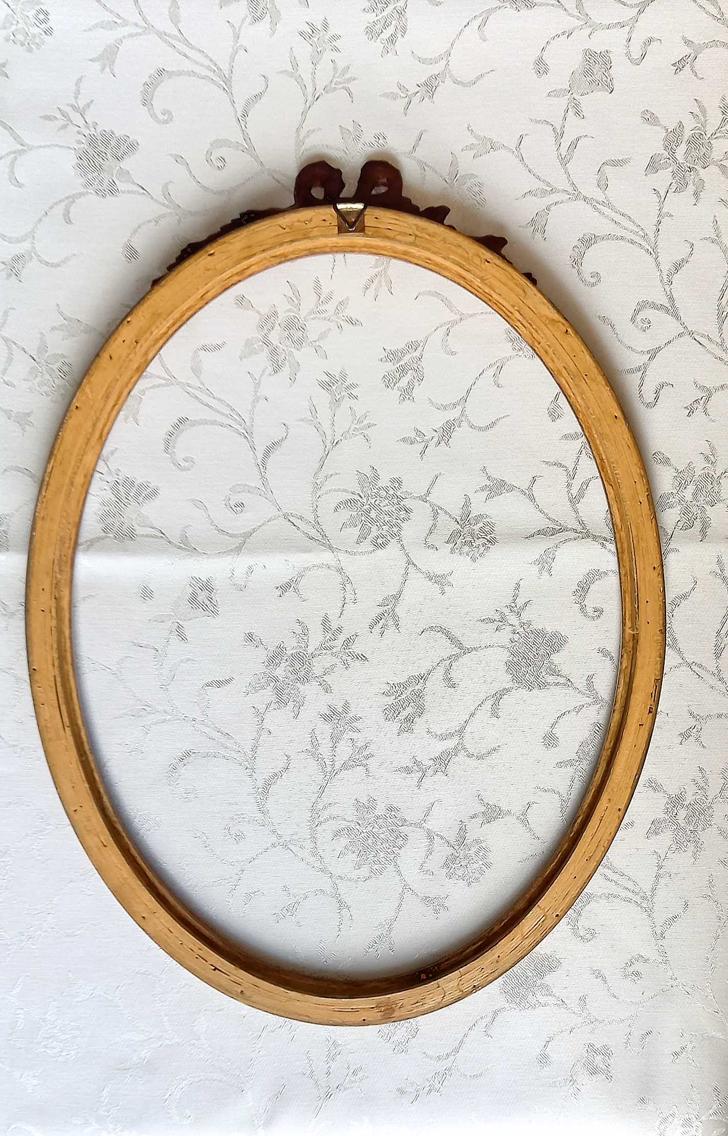 Oval frame with gilded pediments 19th wood and stucco