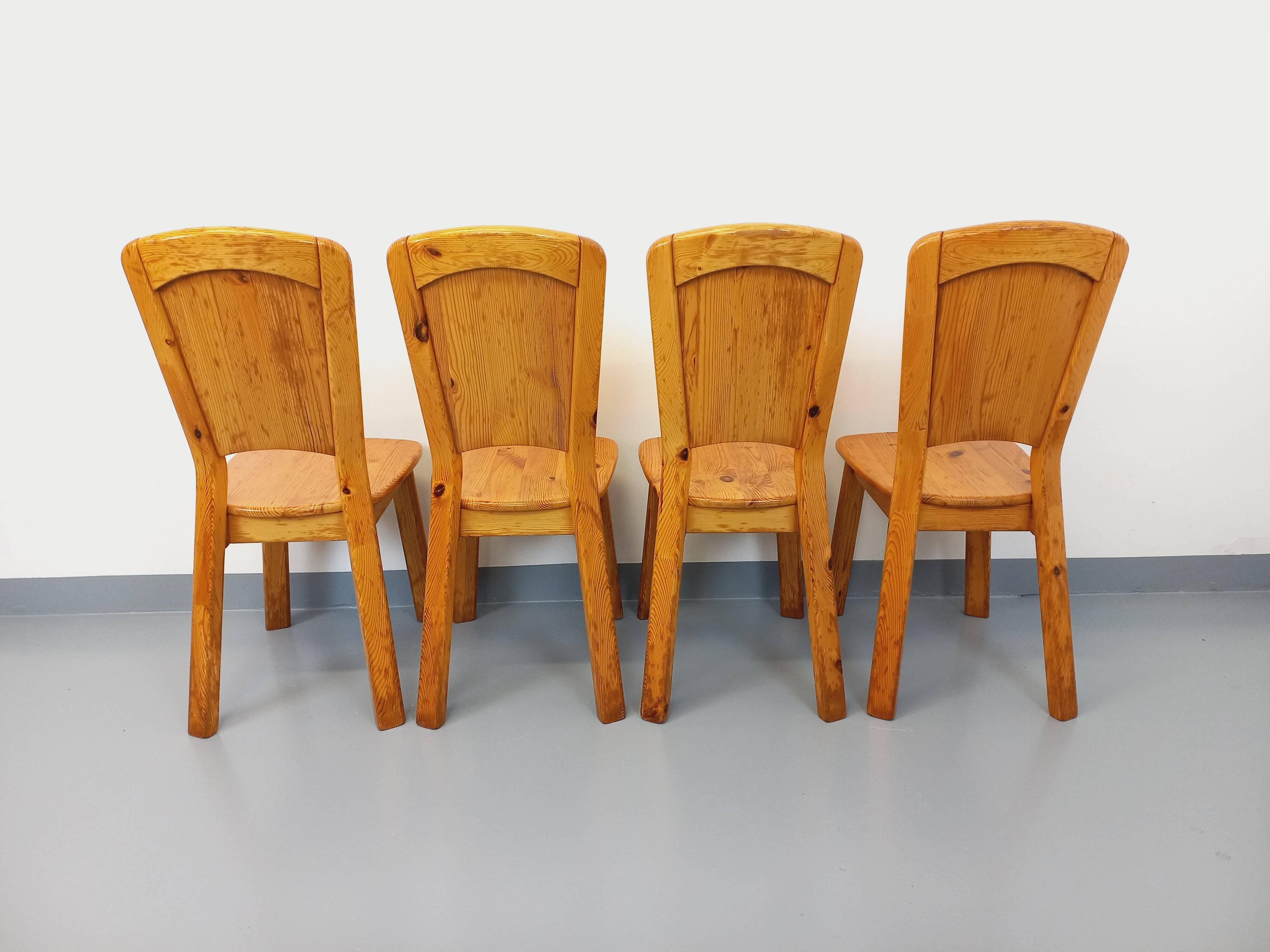 Set of 4 vintage chairs in pine from the 70s