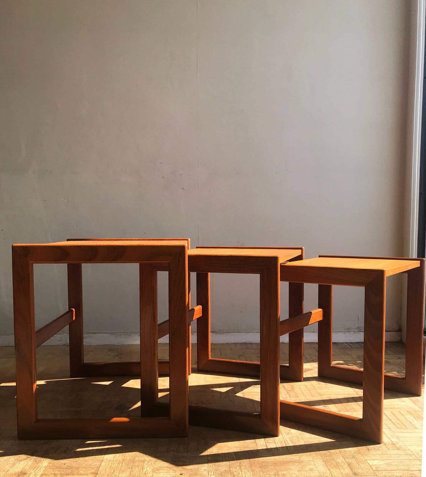 Ensemble de 3 tables gigognes en teck