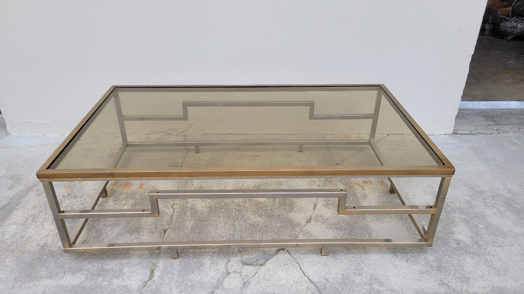 Table basse rectangulaire en laiton et métal chromé 1970 design
