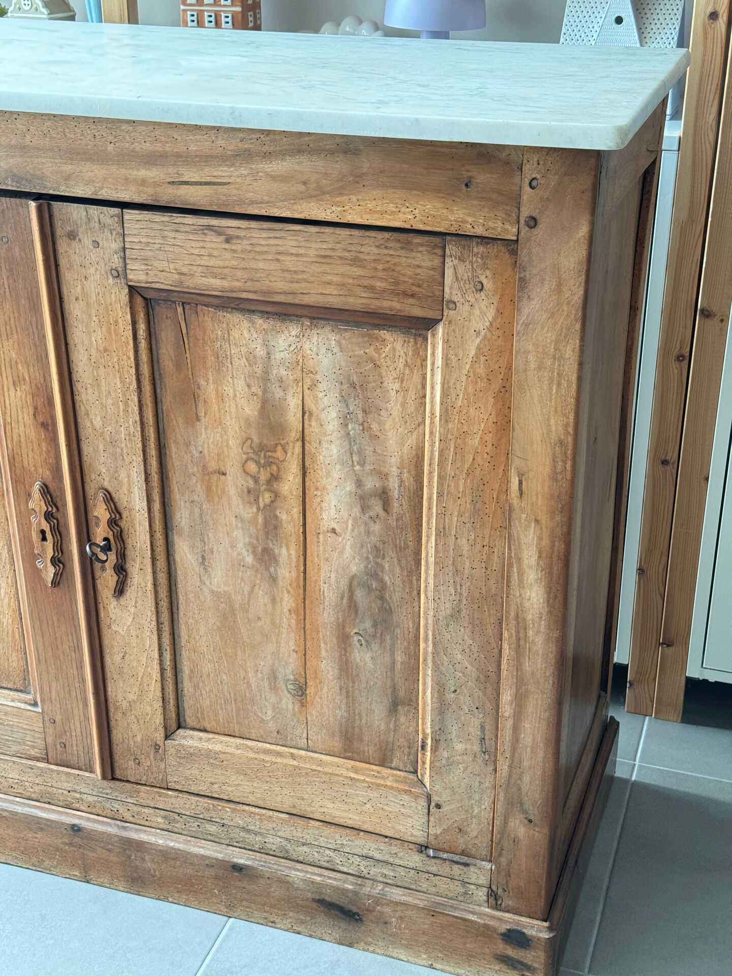 Buffet ancien avec plateau en marbre