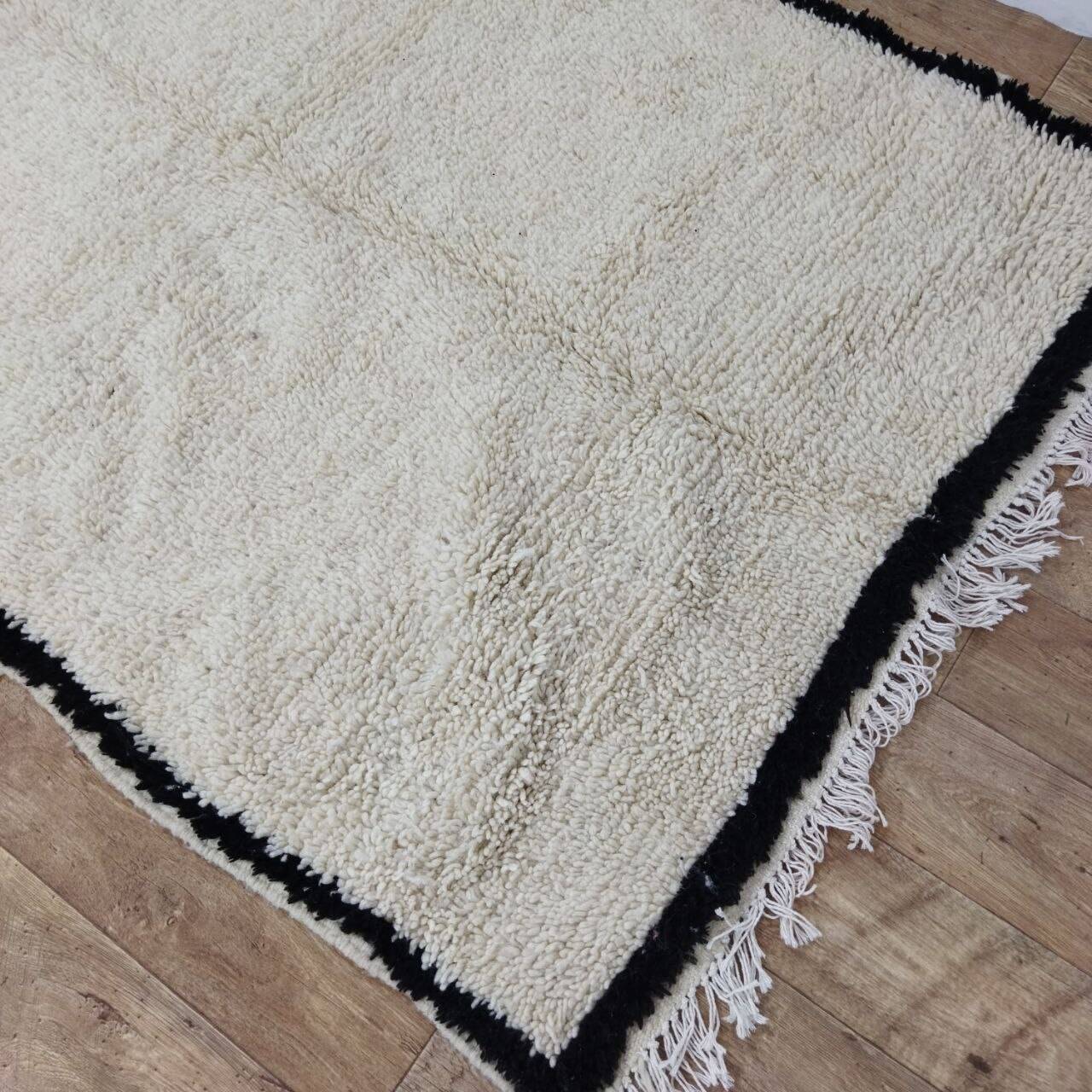 Handcrafted Moroccan Berber Rug 195 X 138 CM