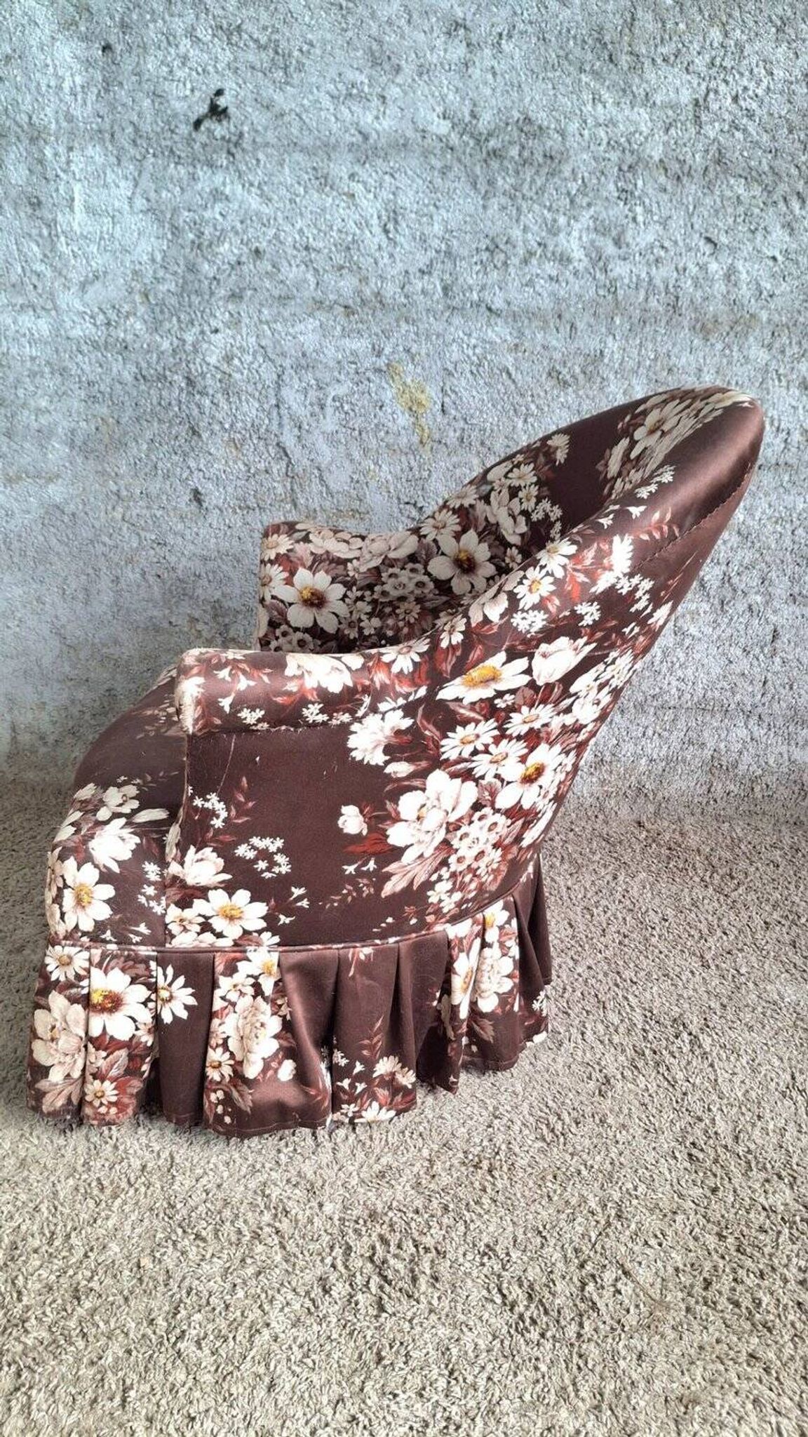 Napoleon III toad chair – Antique structure, floral fabric