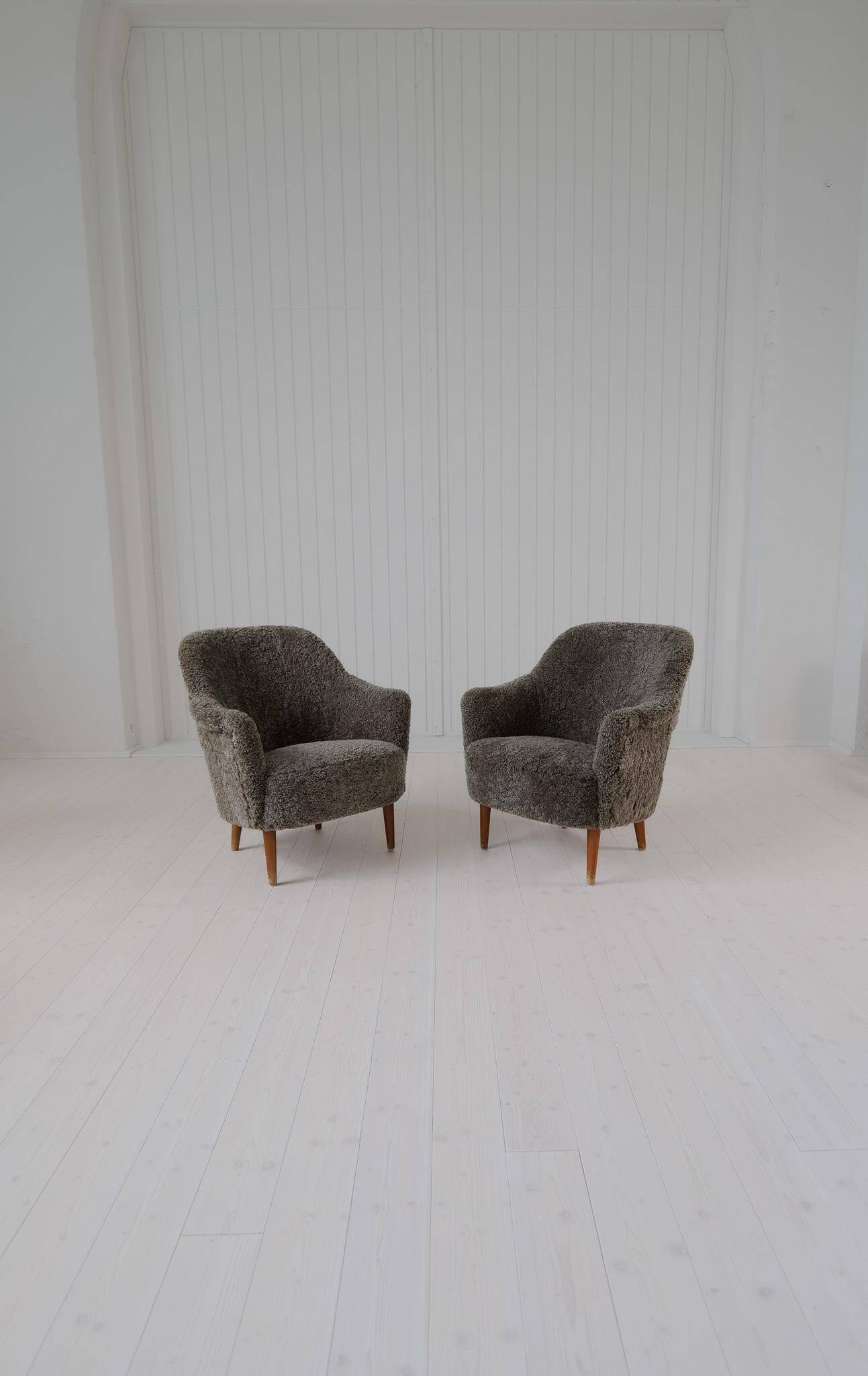 Samspel lounge chairs in sheepskin/mouton modernist mid-century by Carl Malmsten.