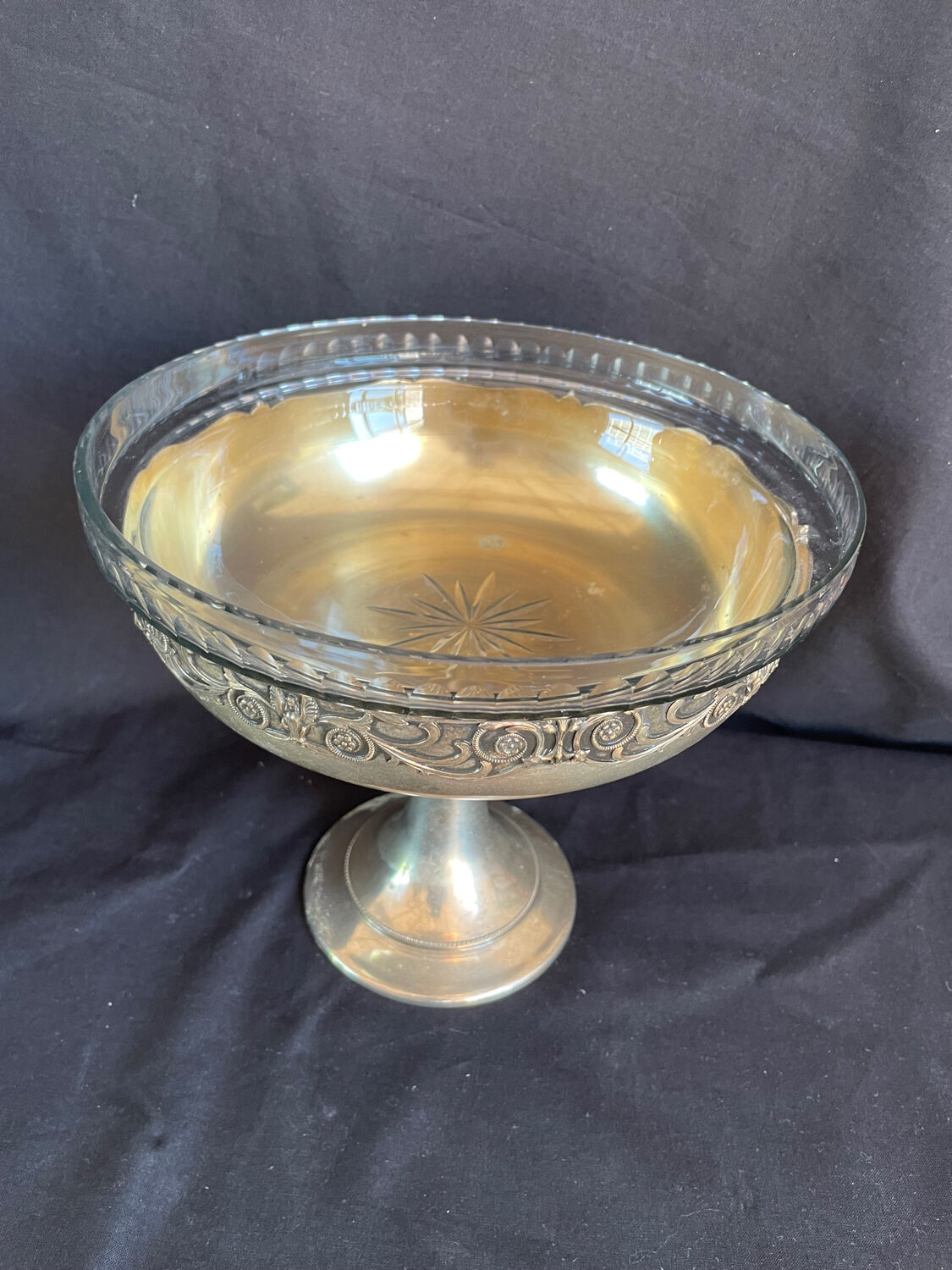 Cup/bezel in metal and glass