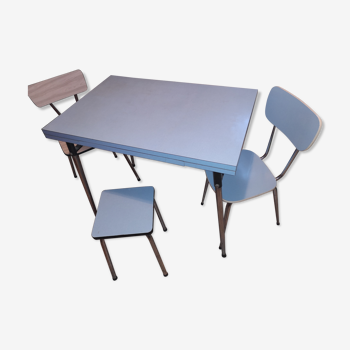 Table formica avec 2 chaises et un tabouret