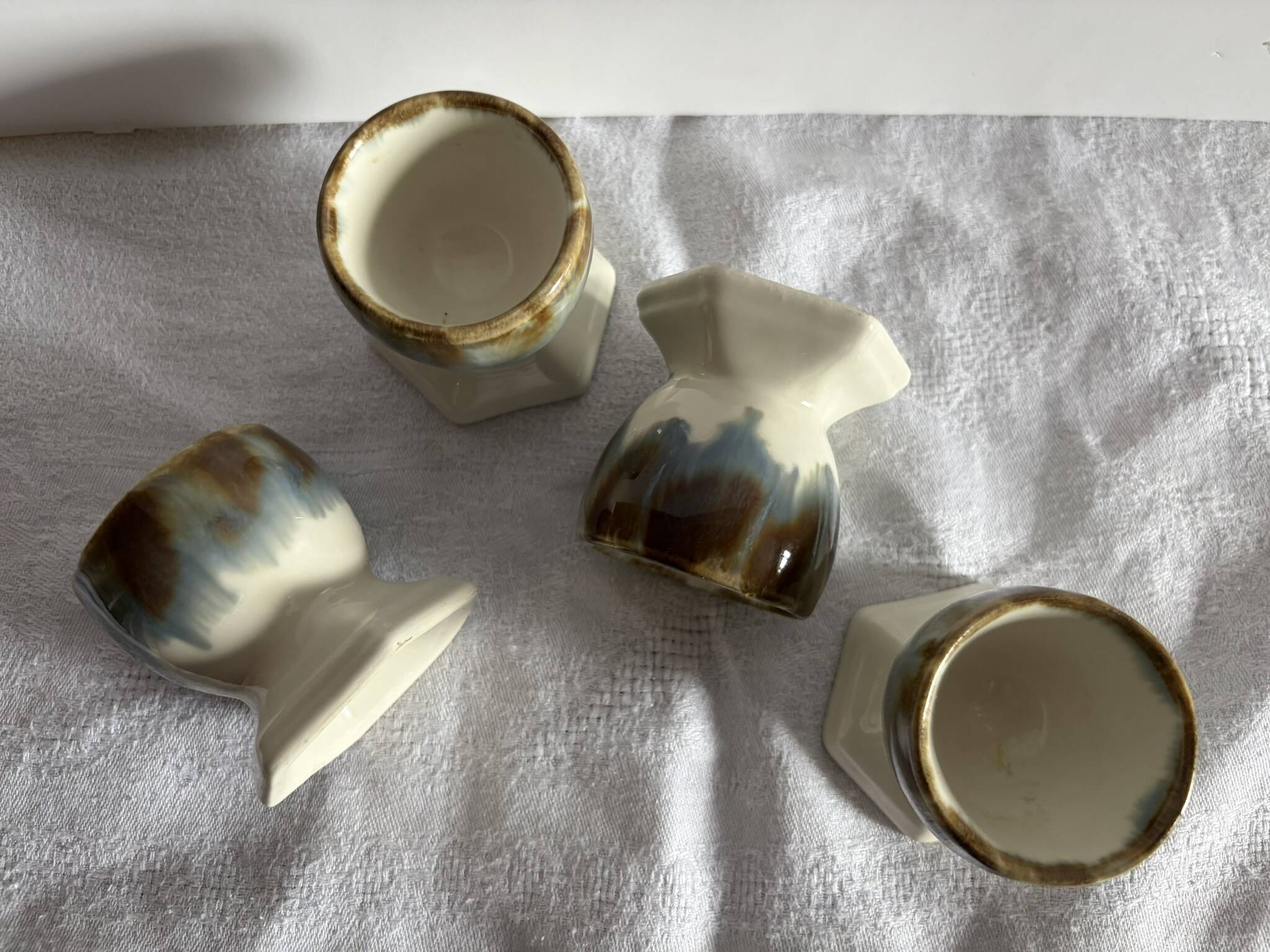 Set of 4 vintage egg cups in glazed ceramic.