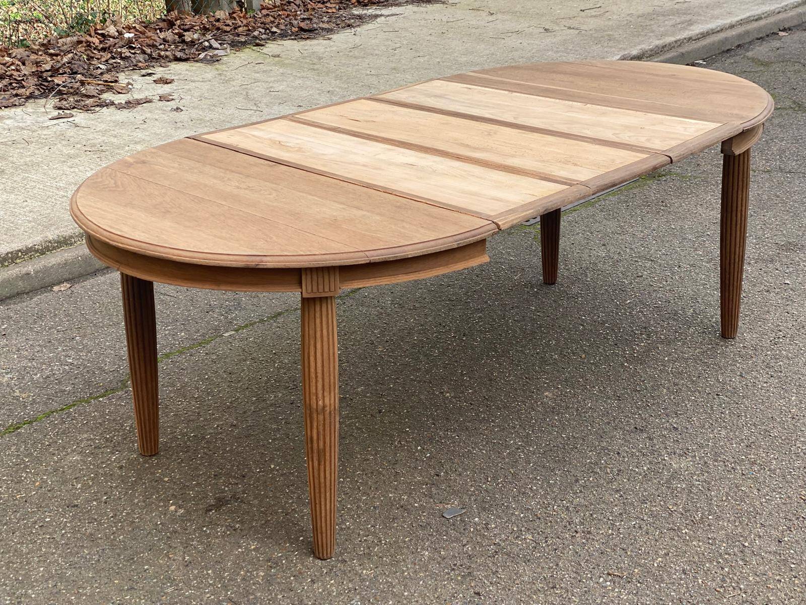 Renovated round Art Deco dining table, extendable, made of solid oak, 210cm.