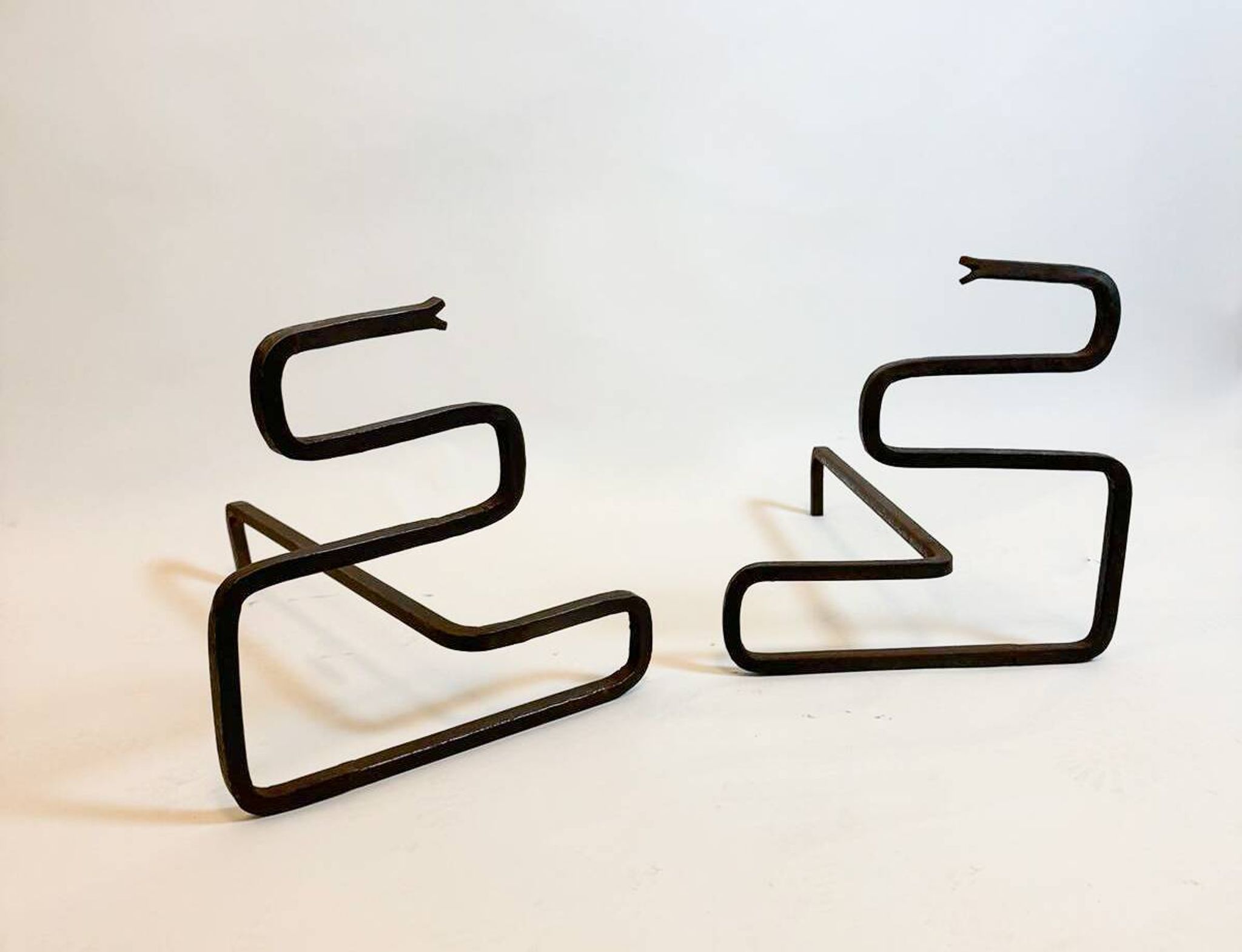Paire de chenets à serpent en fer forgé, Italie, années 1950
