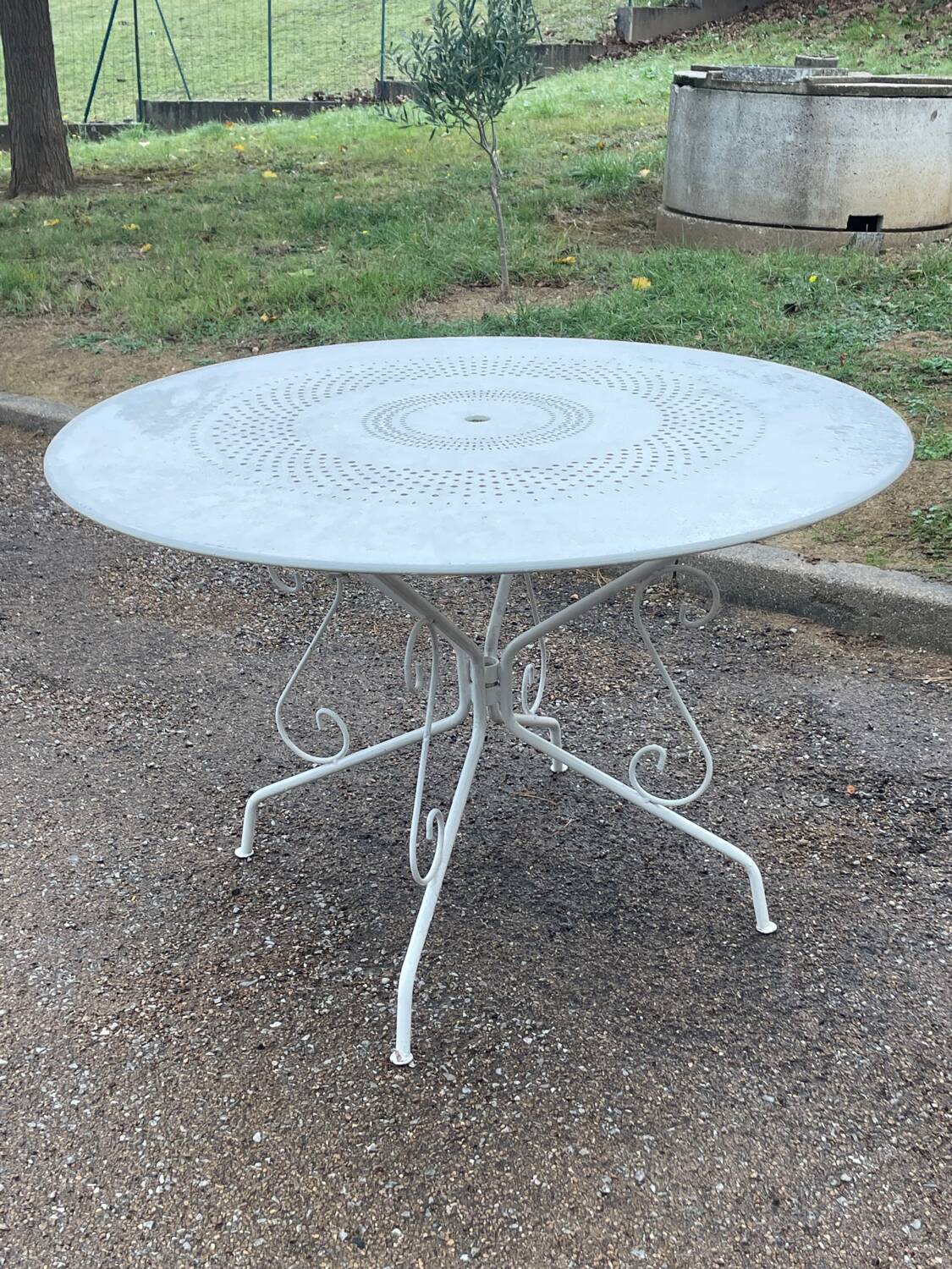 Ensemble salon de jardin en fer forgé avec 4 chaises