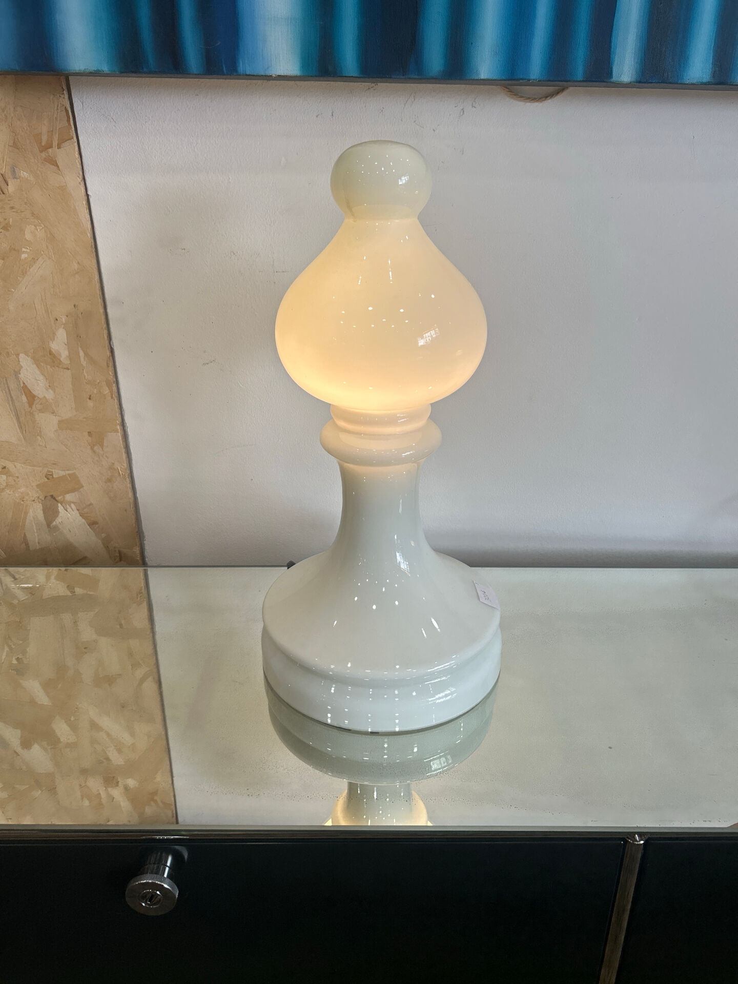 Lampe Opaline blanche forme de pion d’echec, Vintage