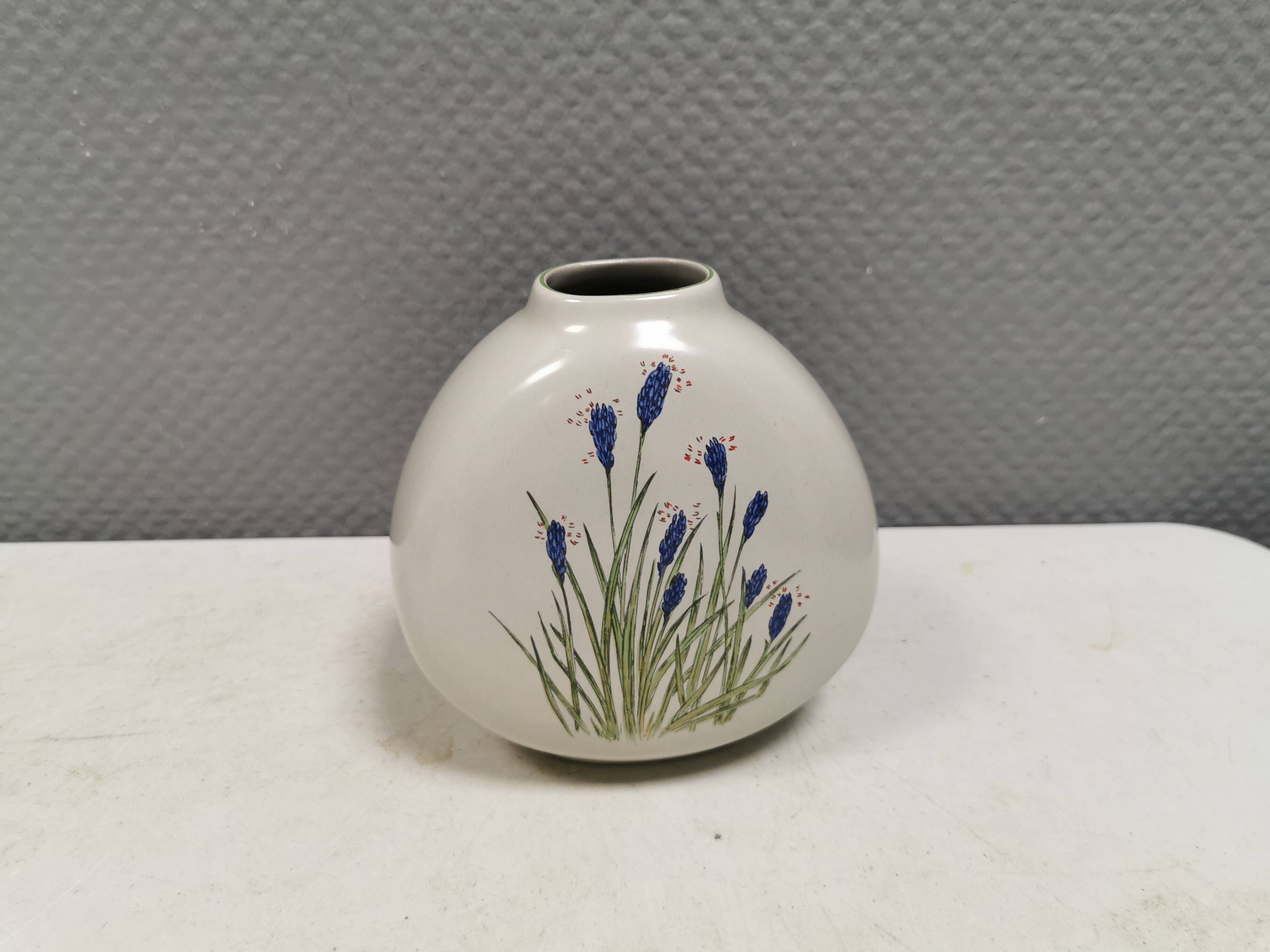 Vase conçue par Johannes Hansen (JH) pour Knabstrup, Danemark, dans les années 1960.