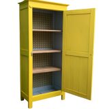 Armoire parisienne bonnetière ancienne jaune poudré.
