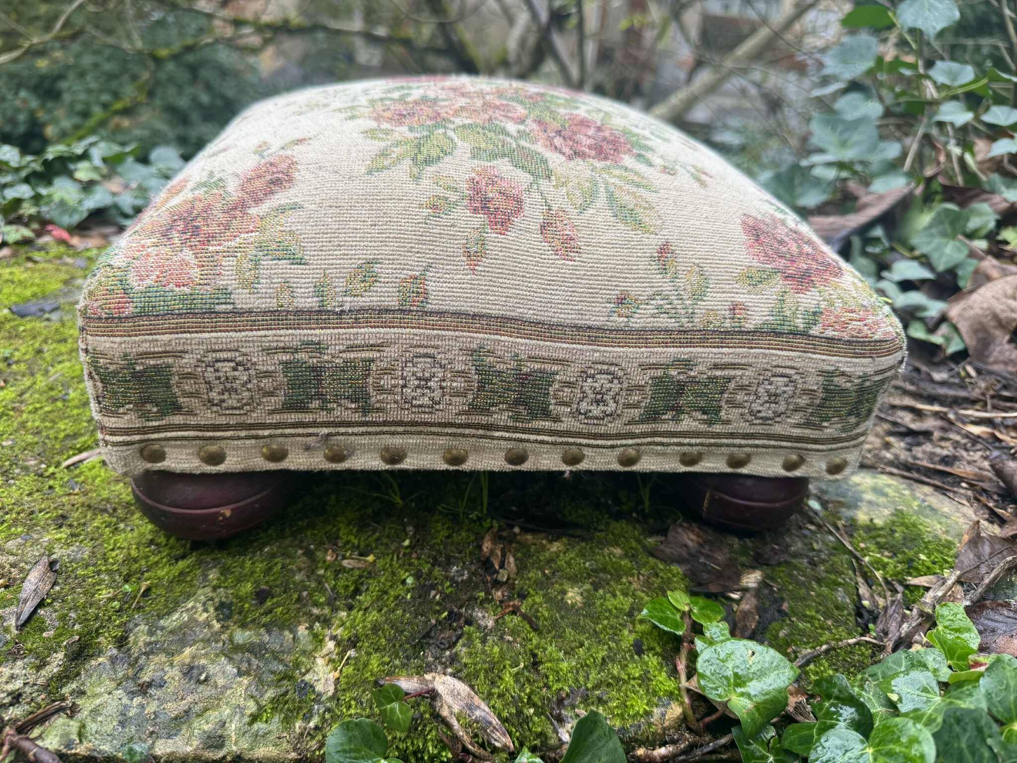 Baroque-style footrest