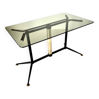 Table basse vintage avec plateau en verre fumé et base en fer et laiton, Italie années 60