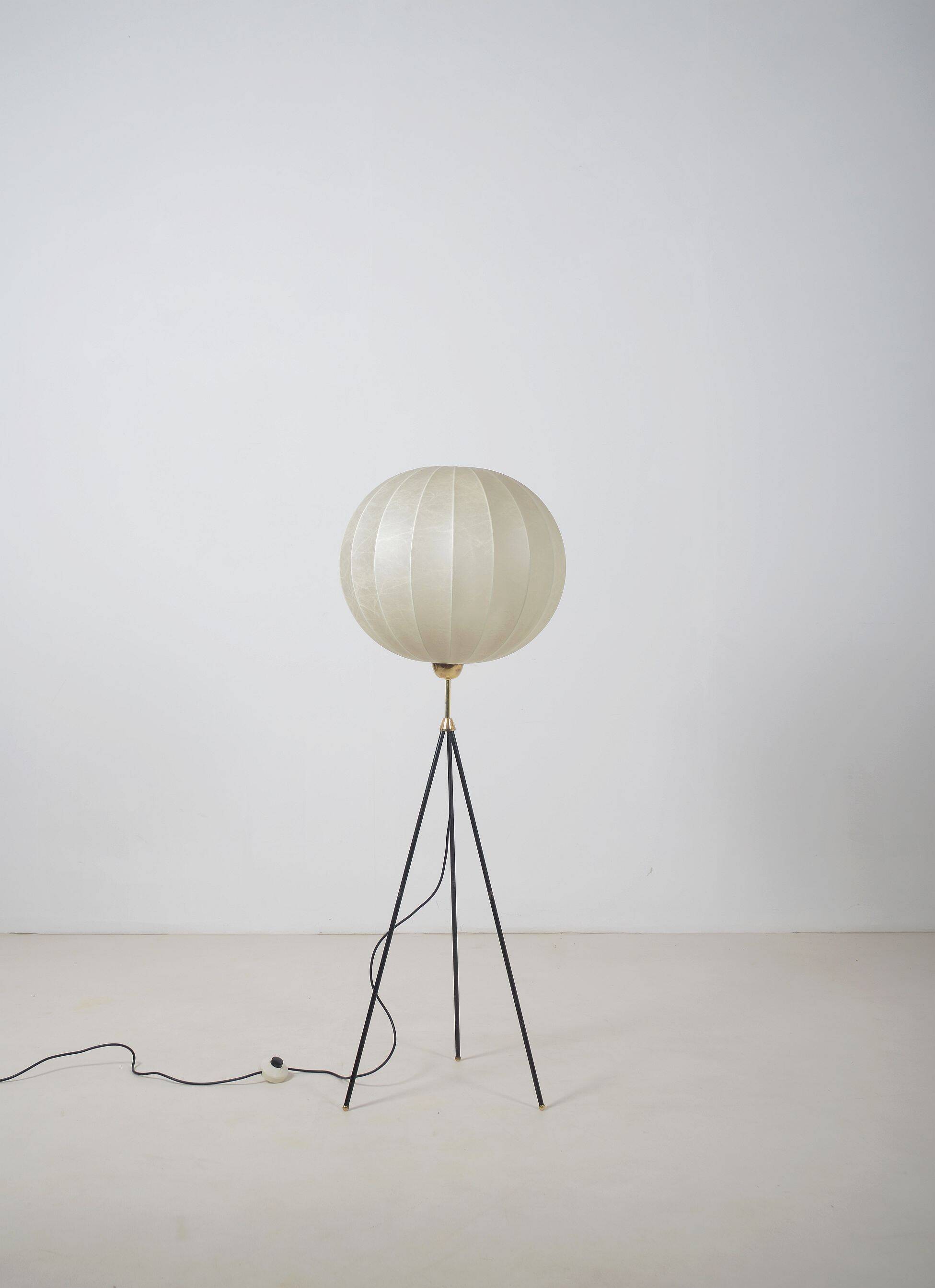 Lampadaire tripode cocon en fibre de verre et laiton, années 1960