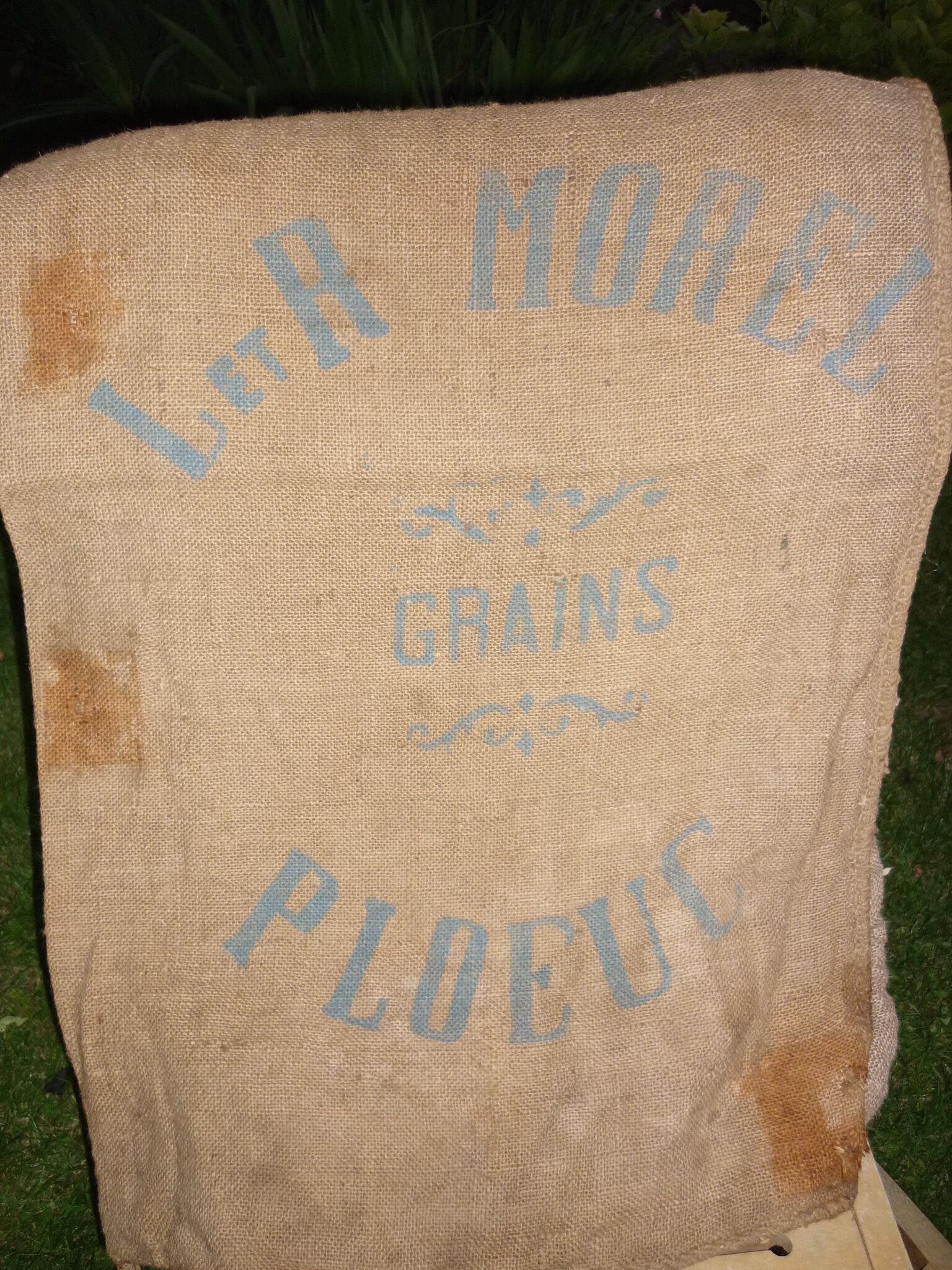 Carrying bag of grains from Brittany and Peru