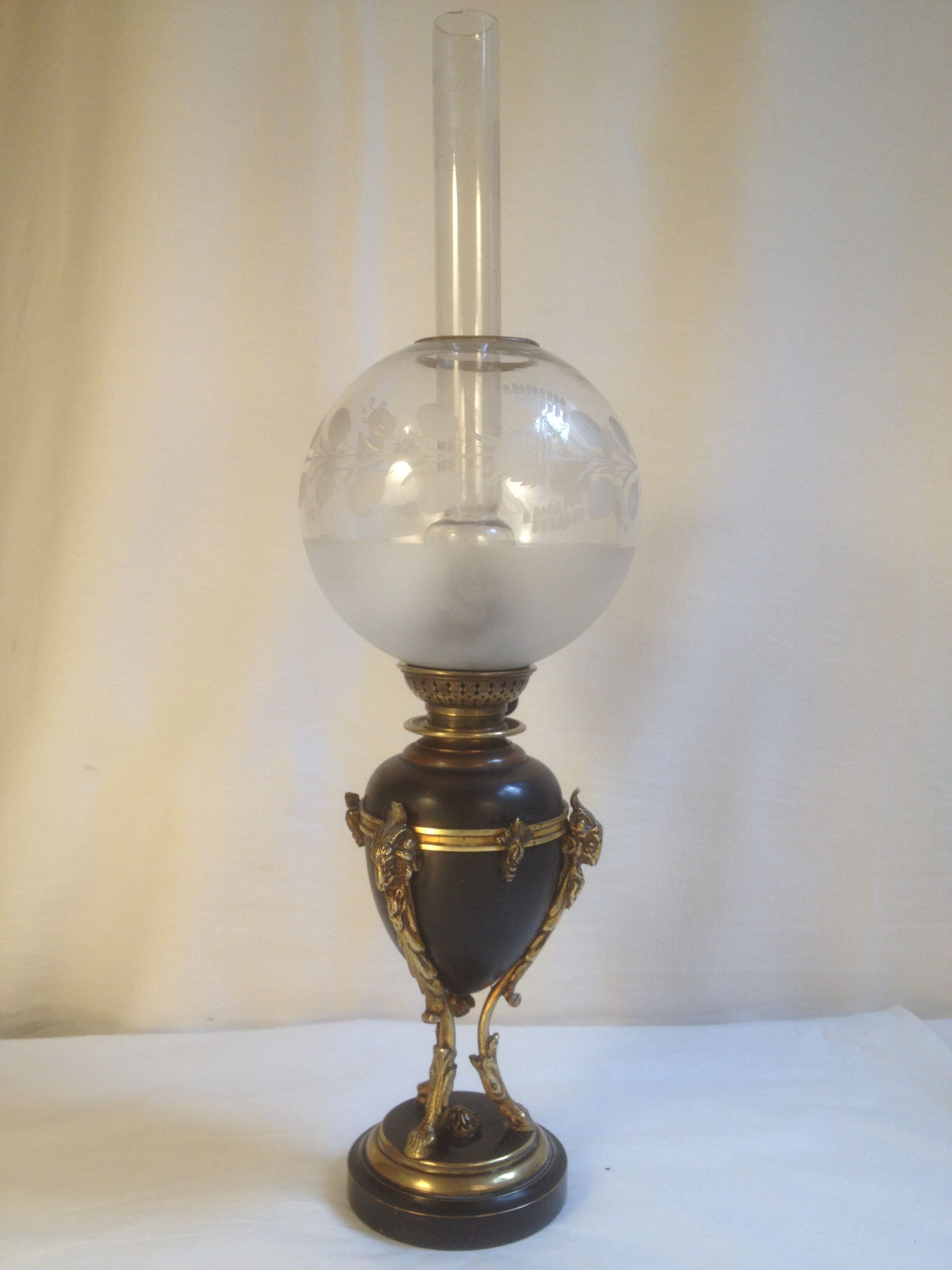 Oil lamp with engraved globe in Napoleon III style