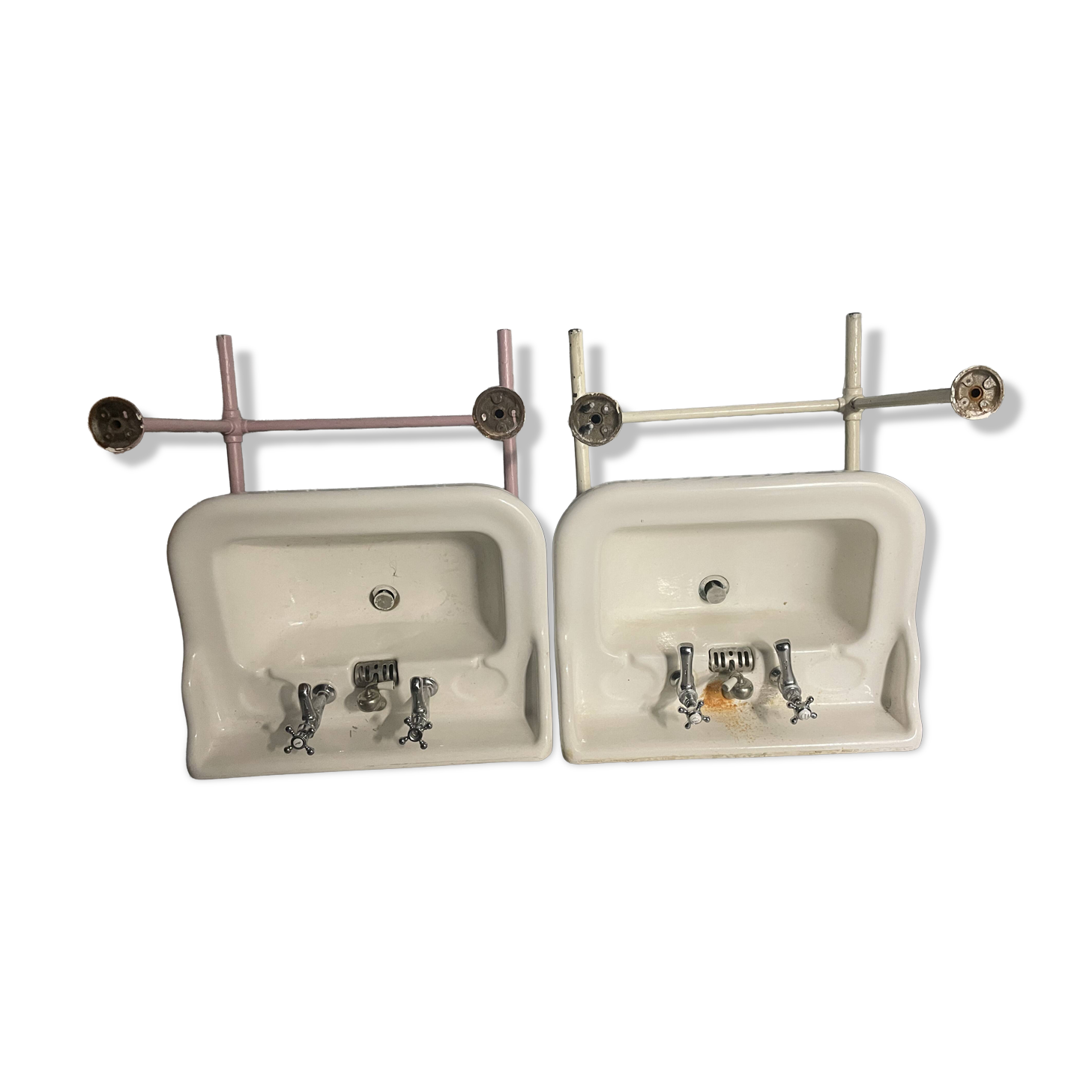 Many retro pedestal sinks