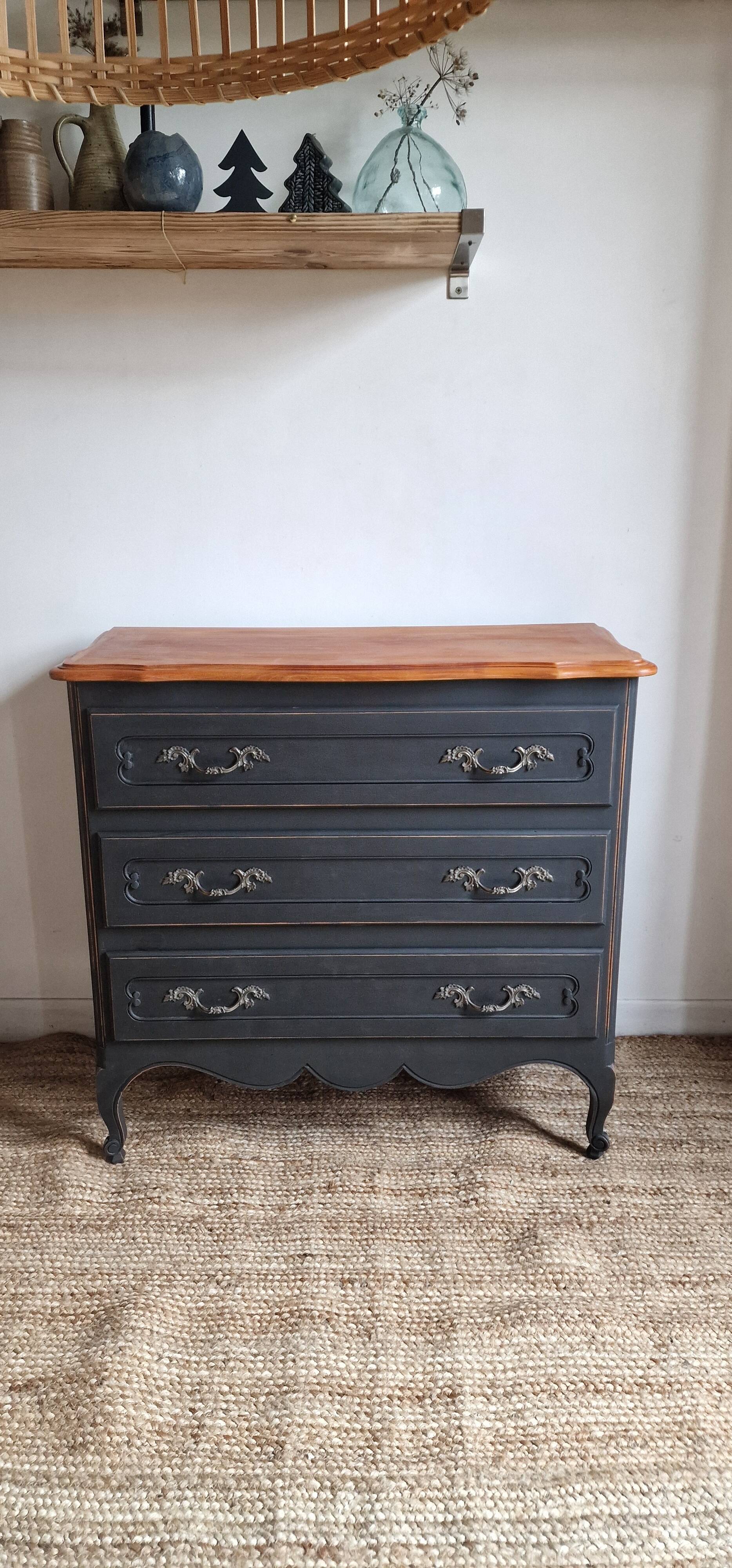 Antique chest of drawers
