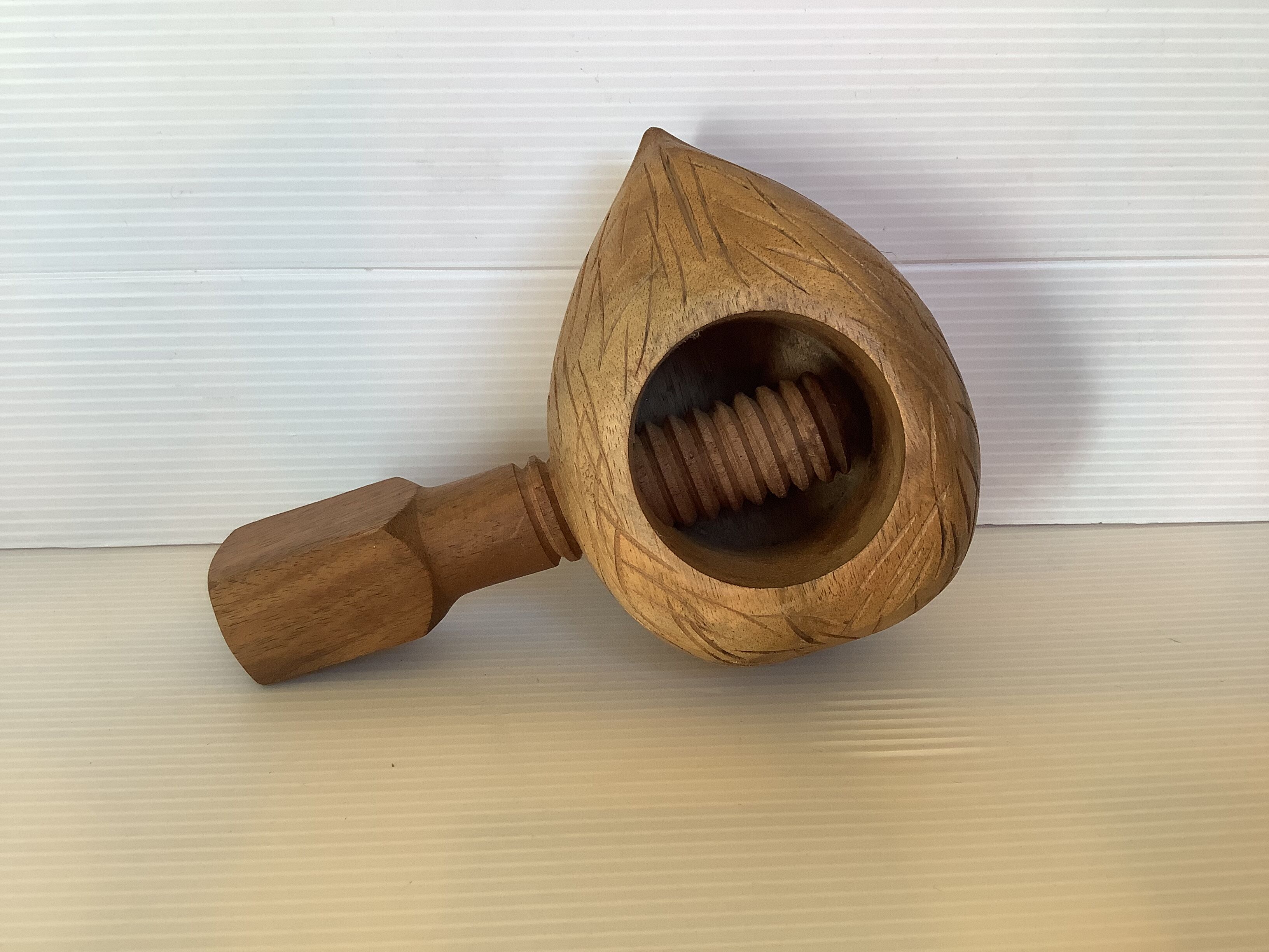 Casse noix en bois en forme de noix