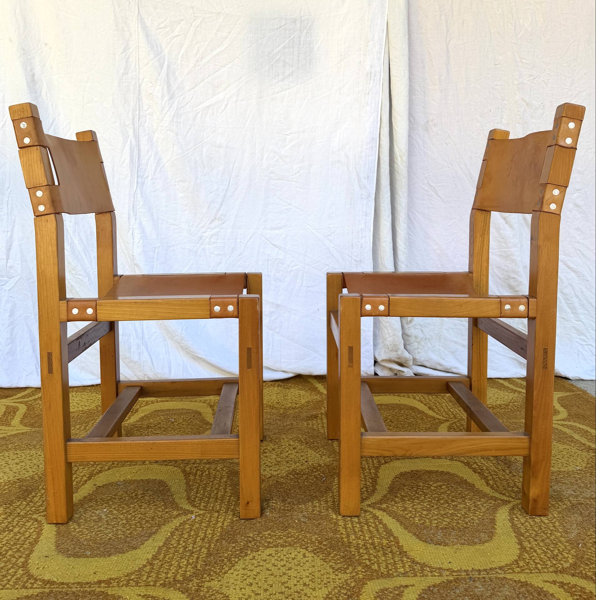 Set of 4 chairs Maison Regain in leather and solid elm.