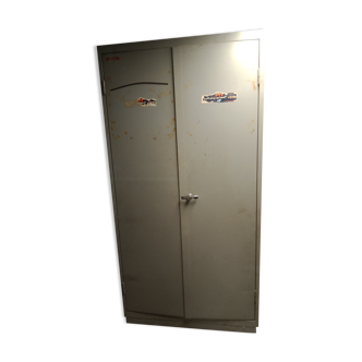 Metal cabinet