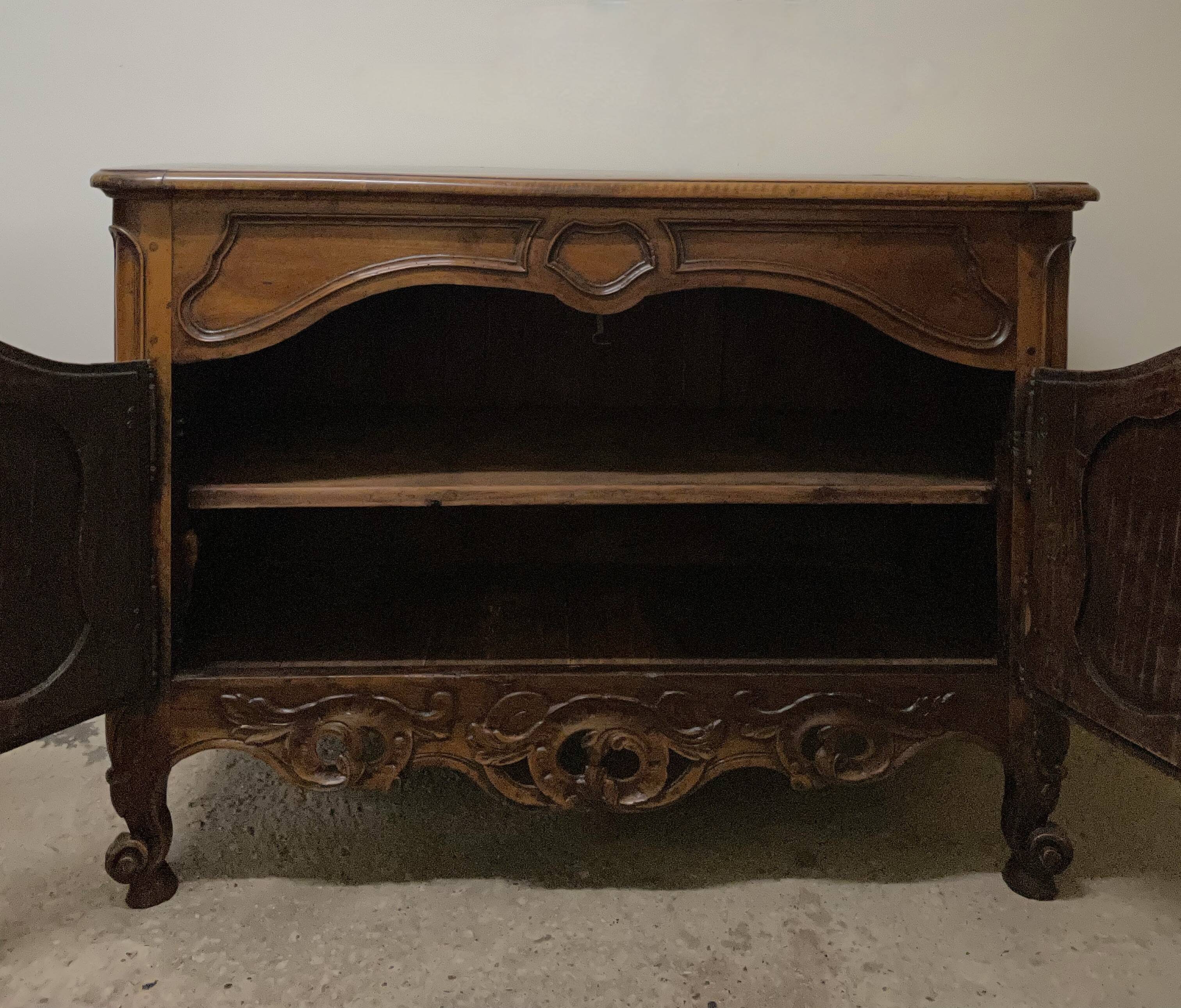 Provencal credenza in walnut eighteenth century