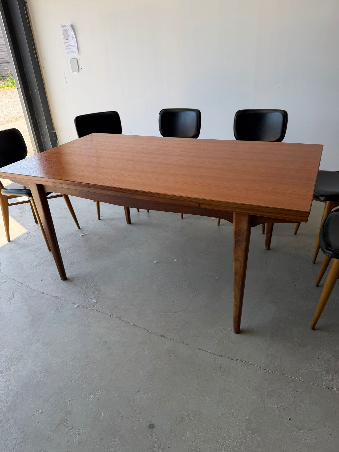Rectangular extendable table in Scandinavian design made of solid teak.