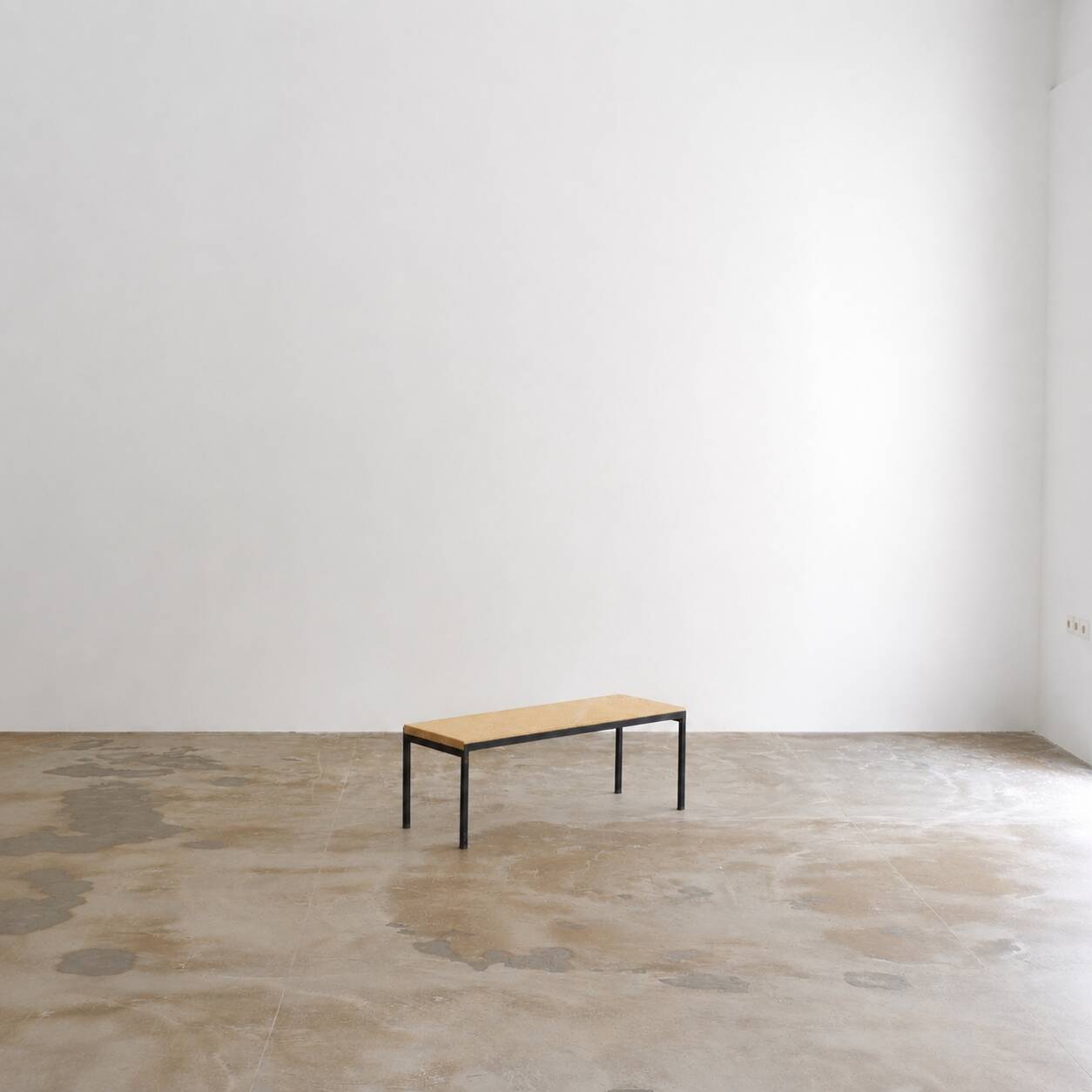 Table basse par Wittmann avec plateau en pierre calcaire.