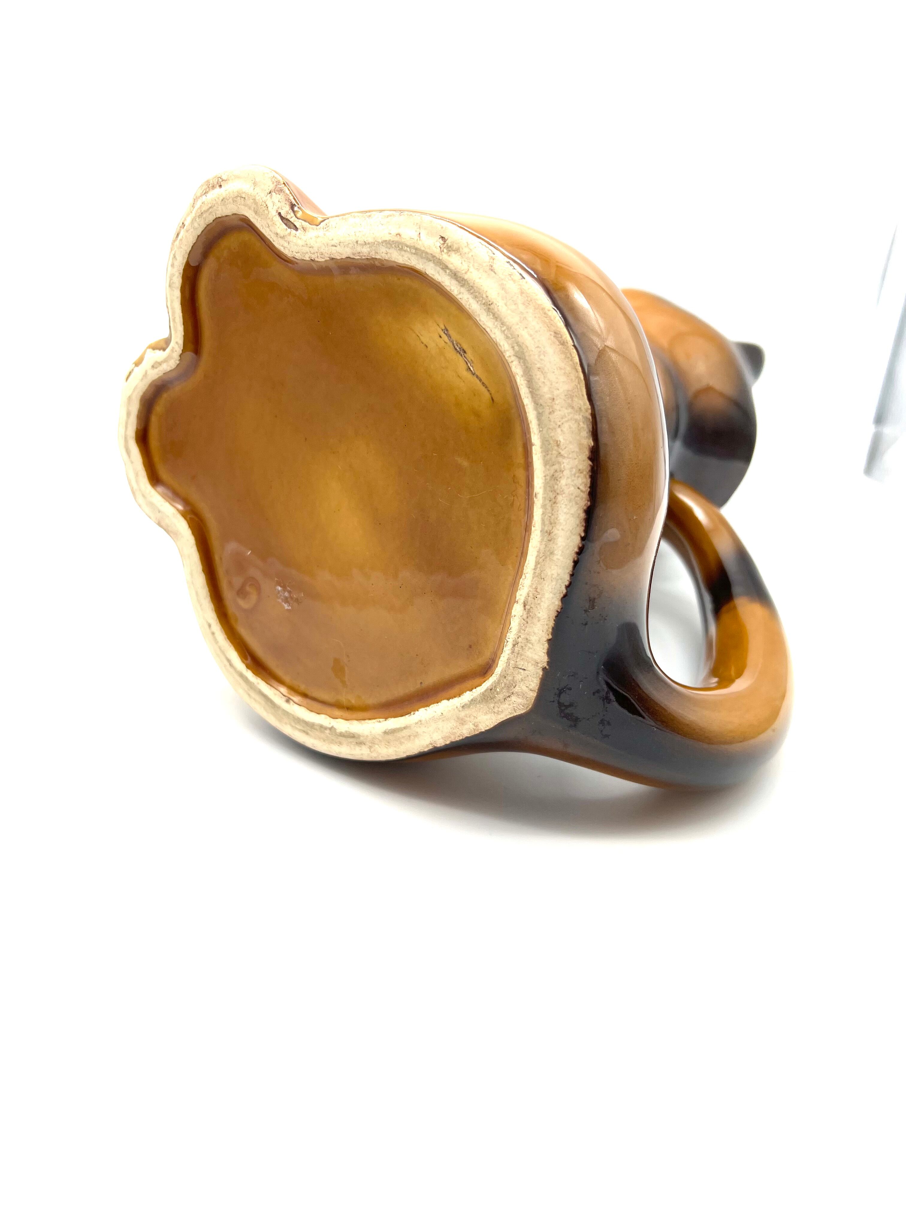 Pitcher slurry cat in faience