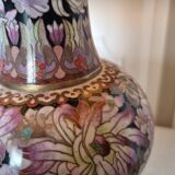 Lampe sur un vase ancien en émail cloisonné à joli décor floral rose