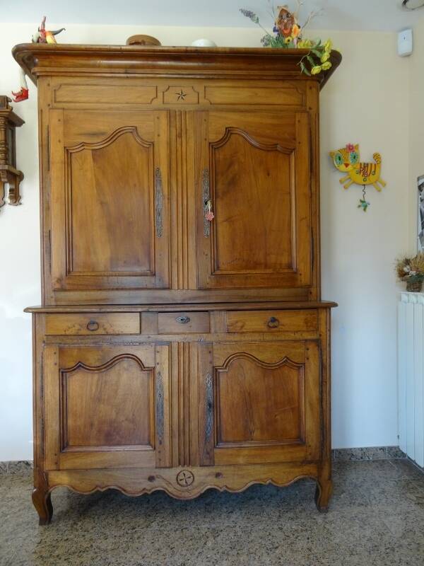 magnificent two-body buffet from the 18th century in walnut – an exceptional antique piece