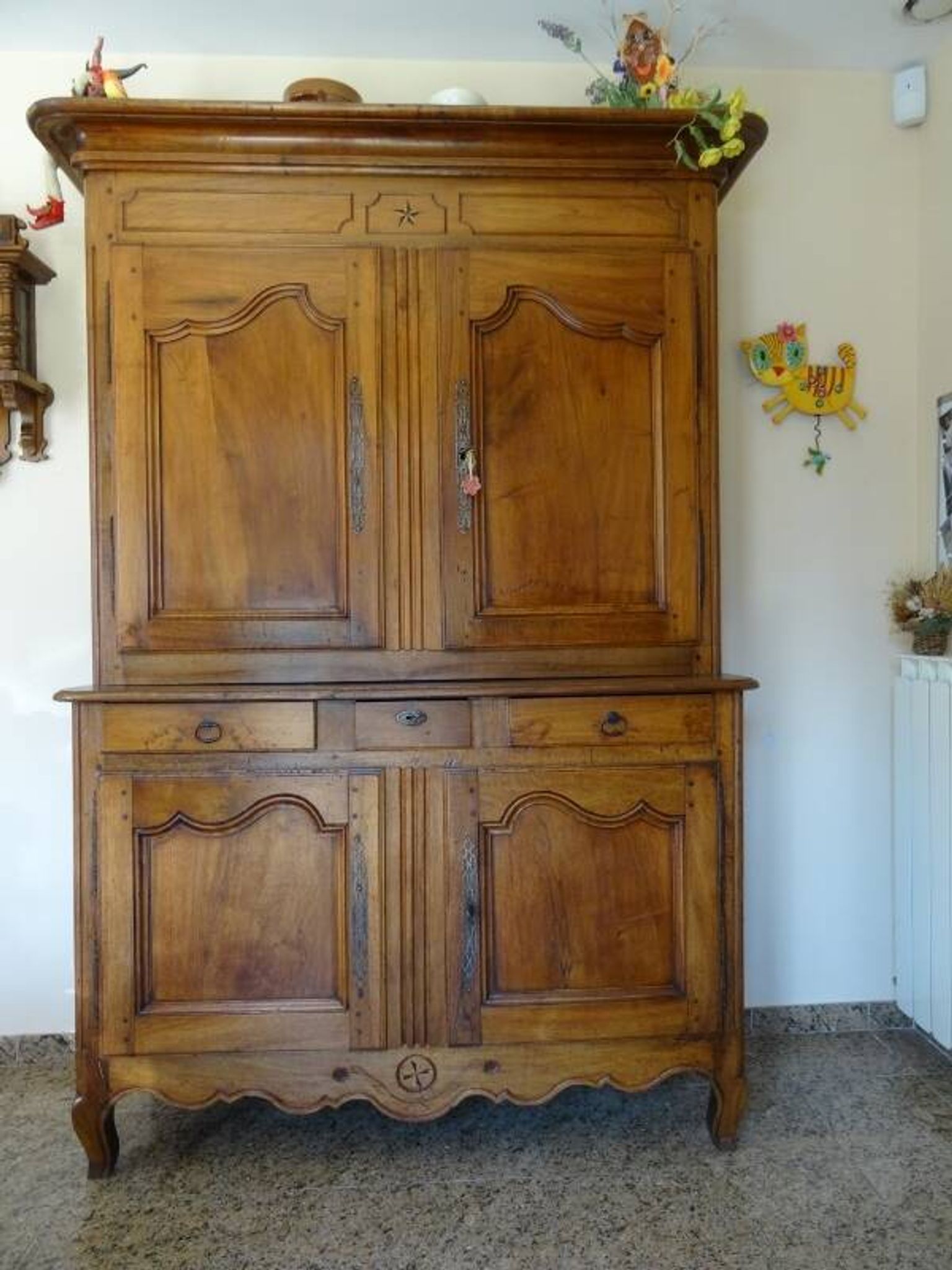 magnificent two-body buffet from the 18th century in walnut – an exceptional antique piece