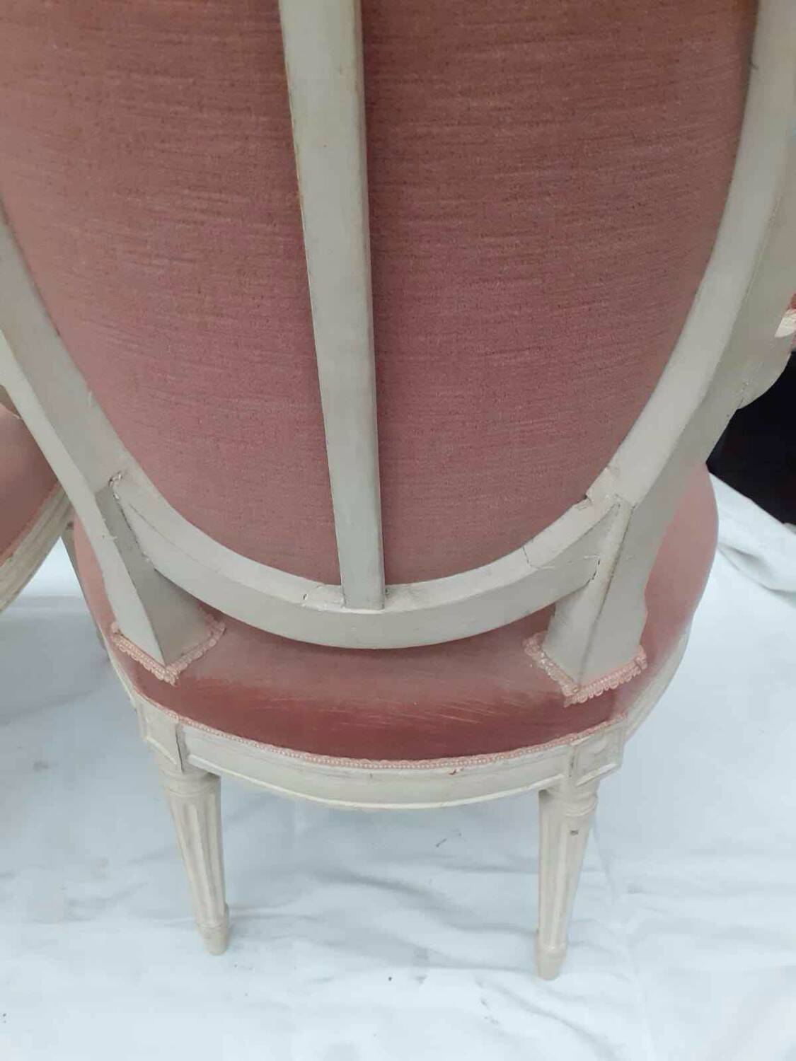 Paire de fauteuil médaillon style Louis XVI blanc patiné