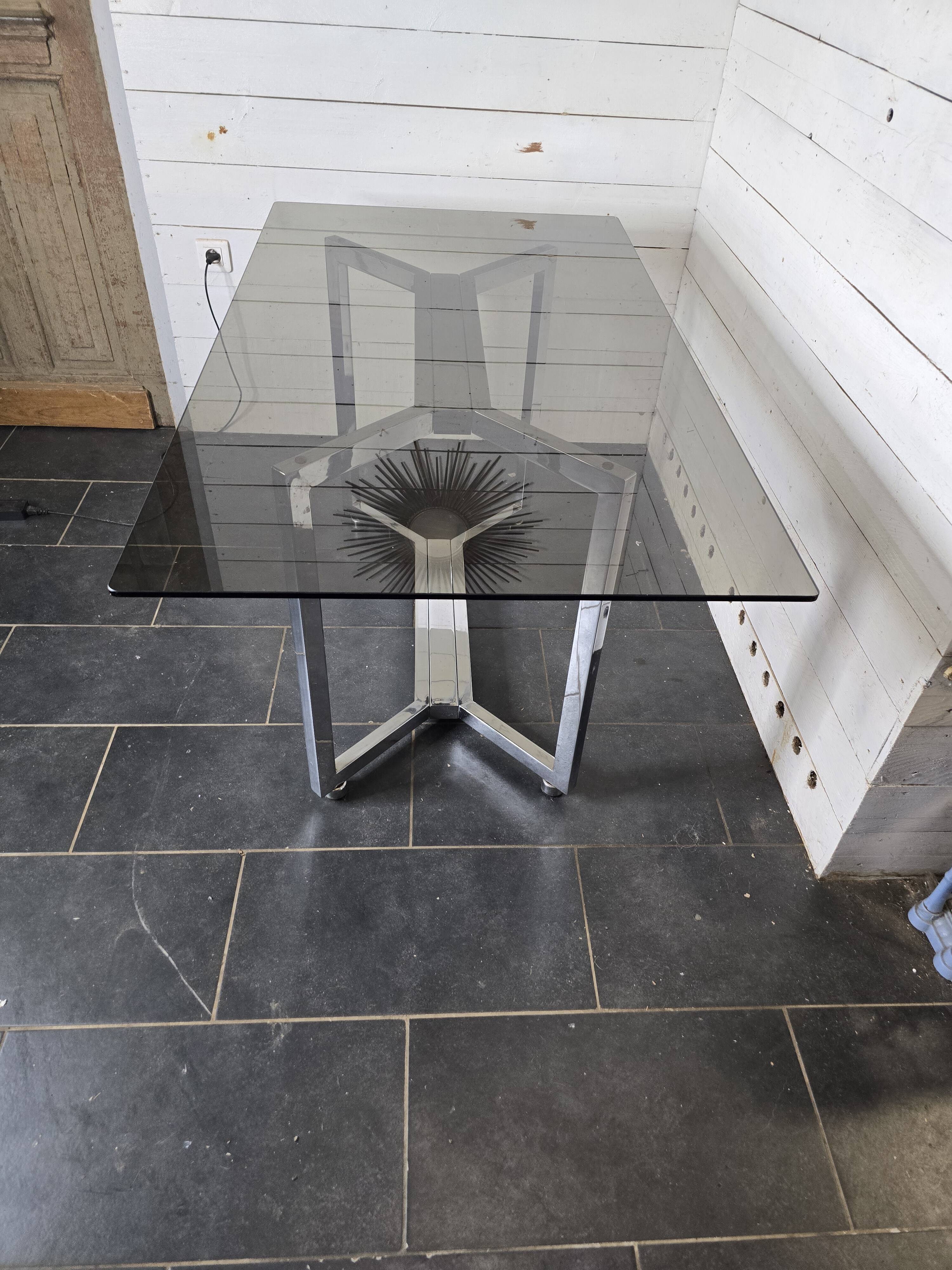 Table en métal chromé dessus verre fumé