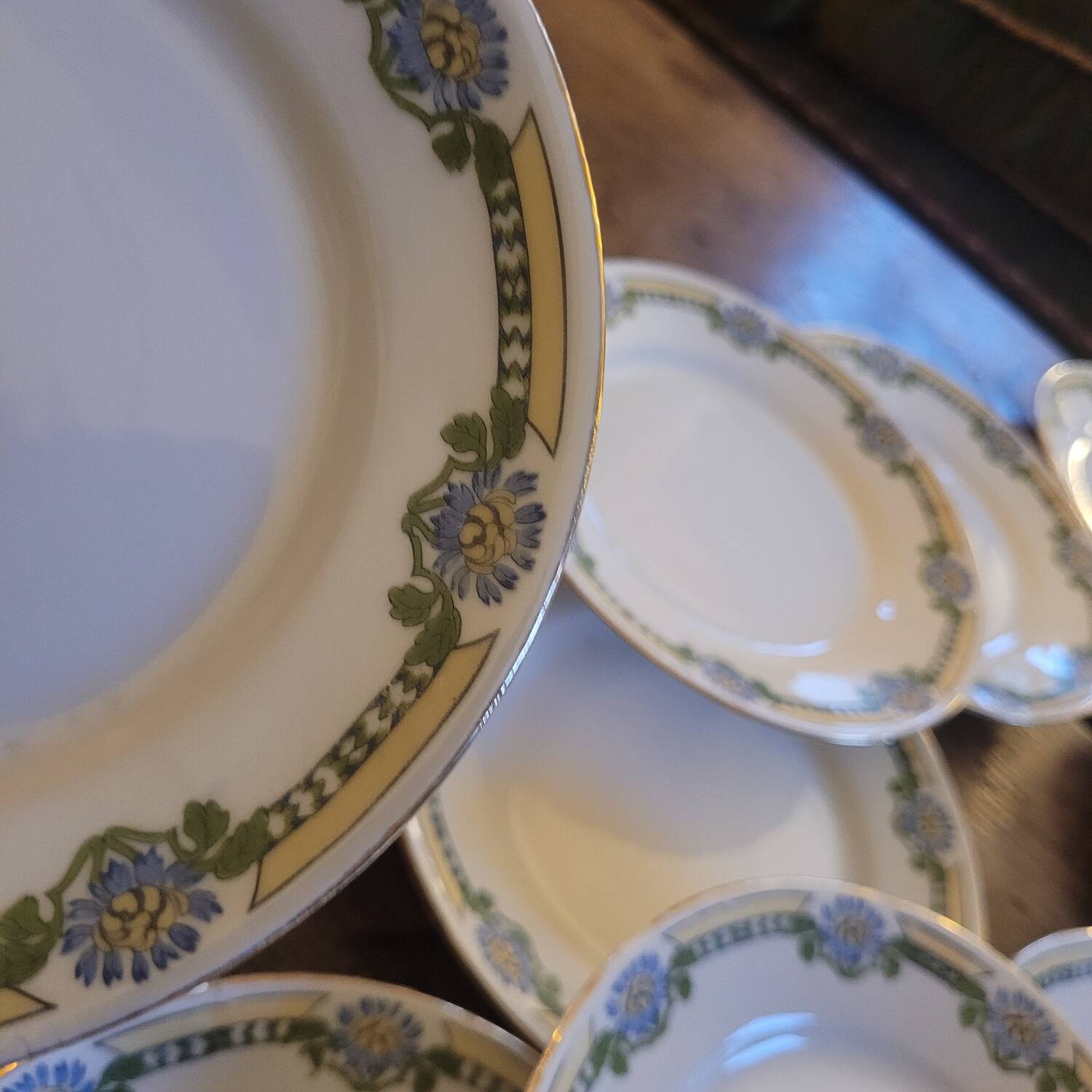 Set of 10 fine porcelain plates with Art Deco decoration.