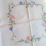 Nappe ancienne en lin brodée de fleurs