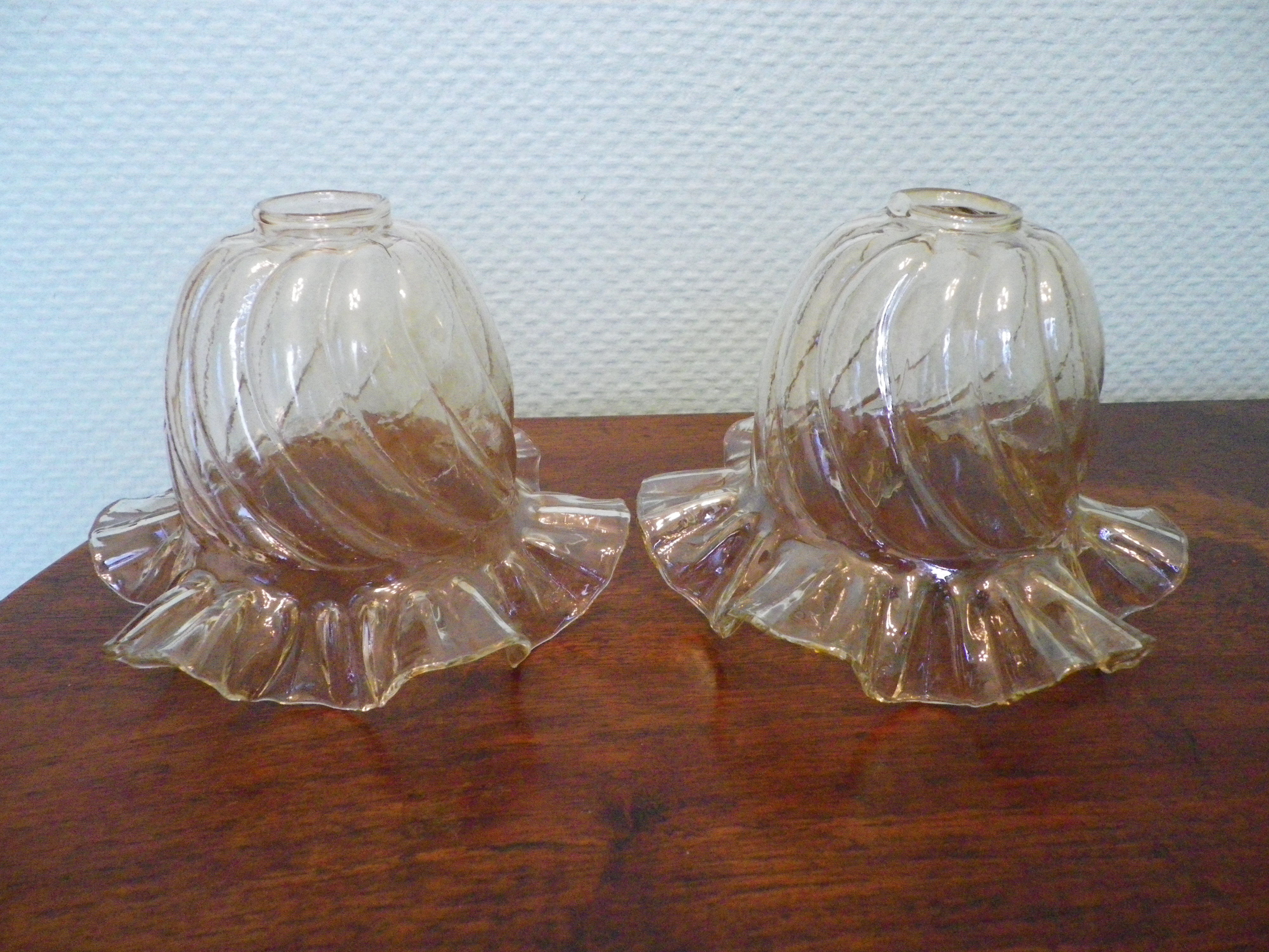 Wall lamps in gilded metal, verrine in the shape of amber glass corollas, 70s